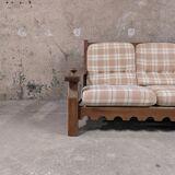 Salon vintage en bois massif avec coussins à carreaux