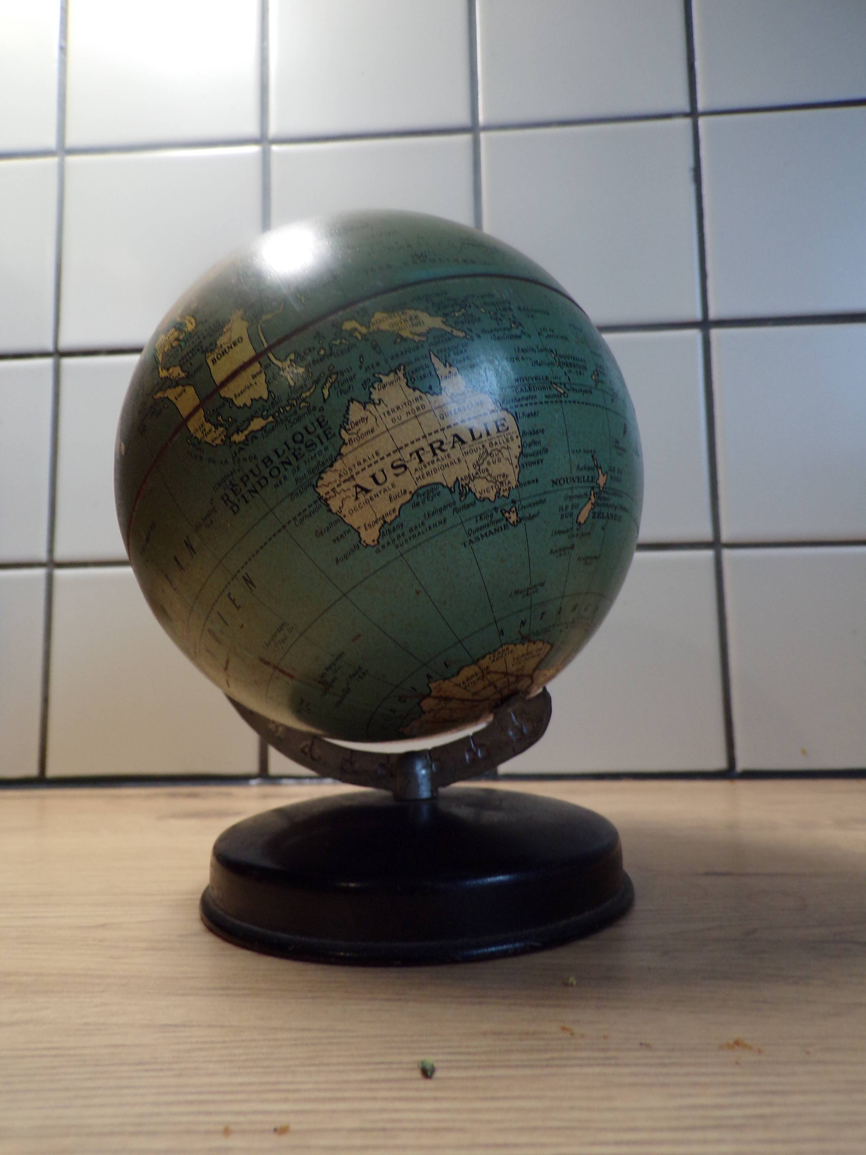Taride terrestrial globe 1950 in lithographed sheet metal