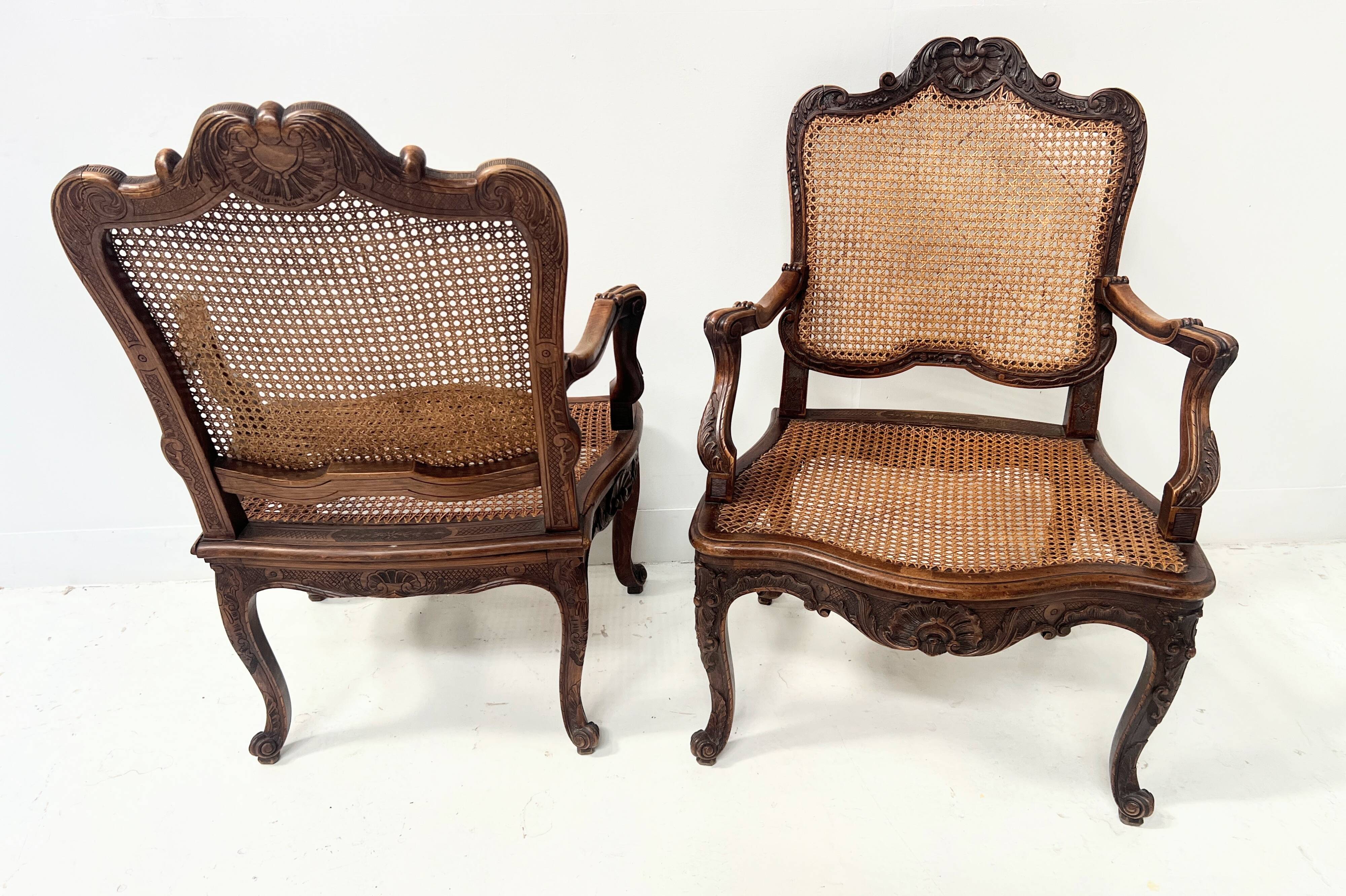 Paire de fauteuils de style Régence en bois naturel XIX siècle