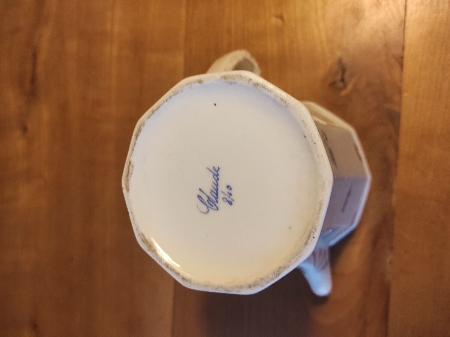 Coffee maker with floral decoration