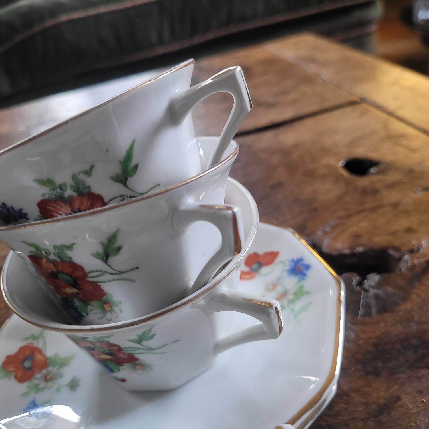 6 porcelain cups decorated with wildflowers from the 60s.