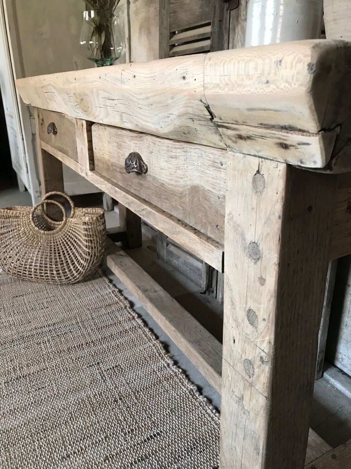 Workbench with drawers