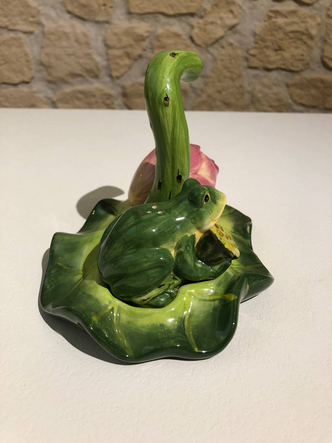 Frog salt and pepper shakers