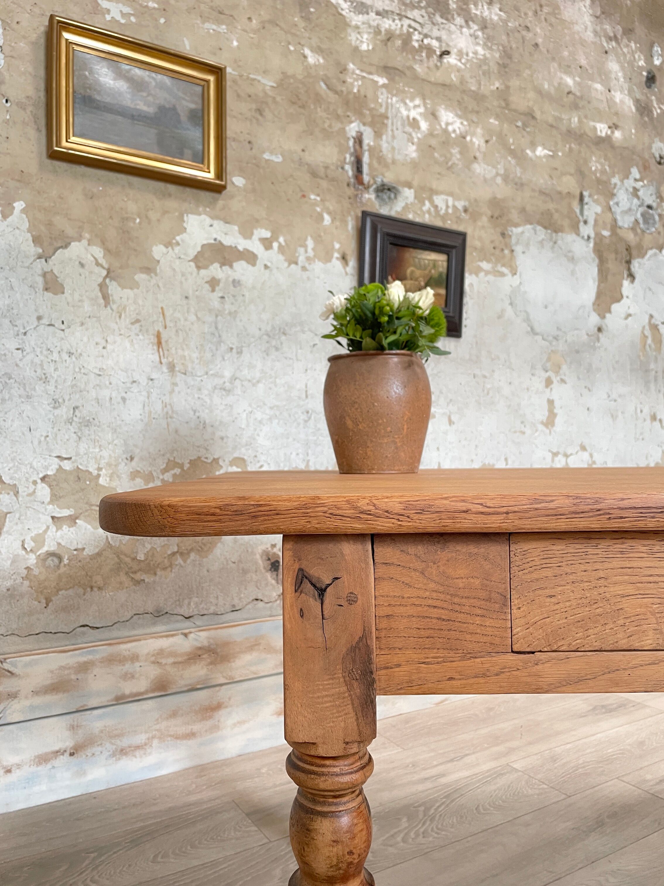 Table with turned legs in solid wood