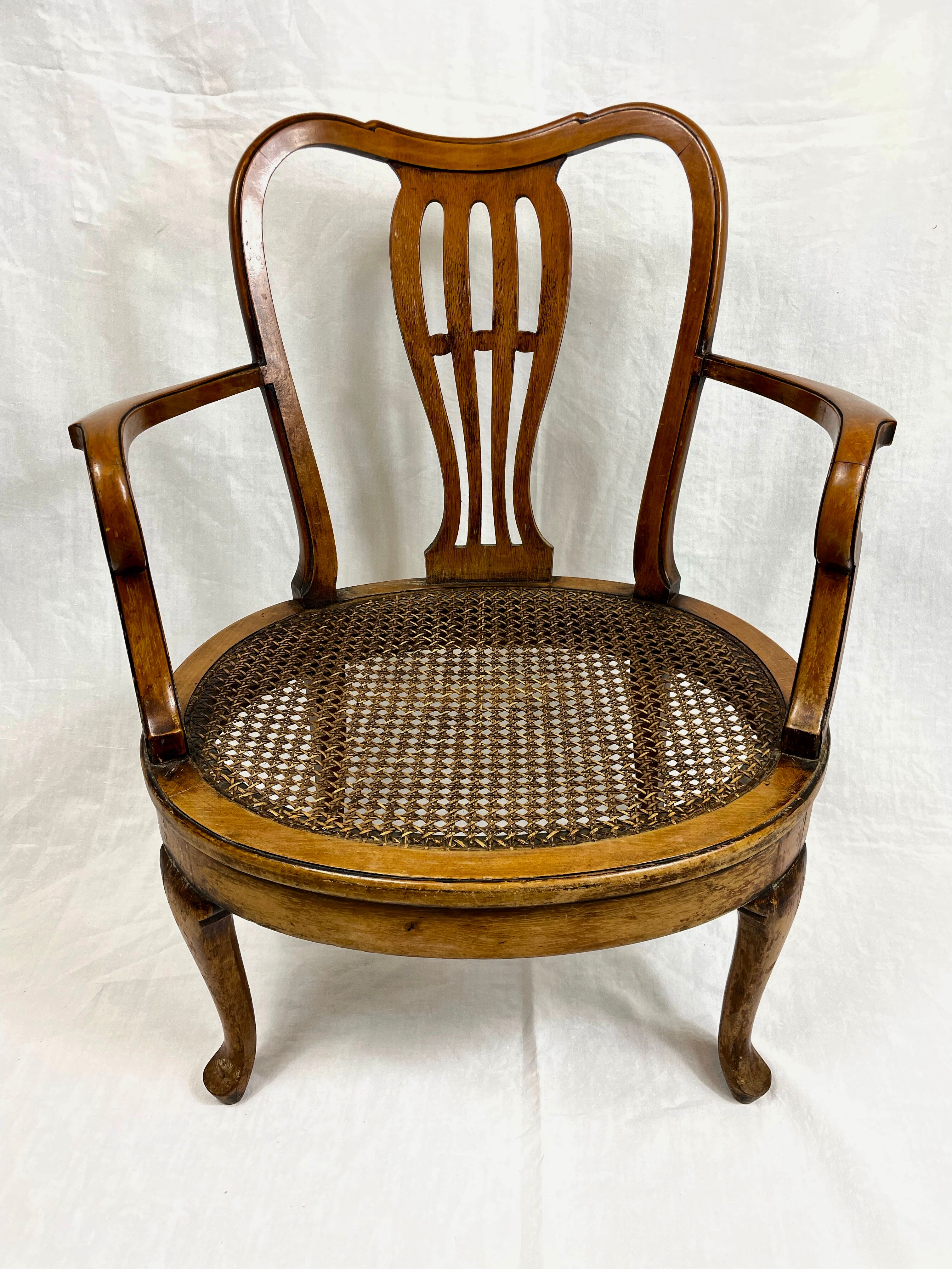 Fauteuil bas anglais en bois ajouré à assise cannée, 19e siècle