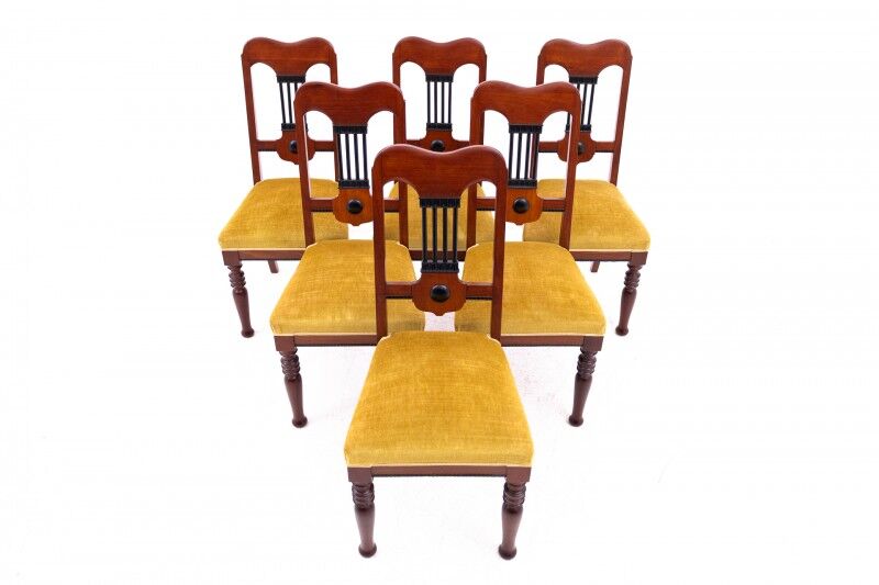 Table with four chairs from the early 20th century
