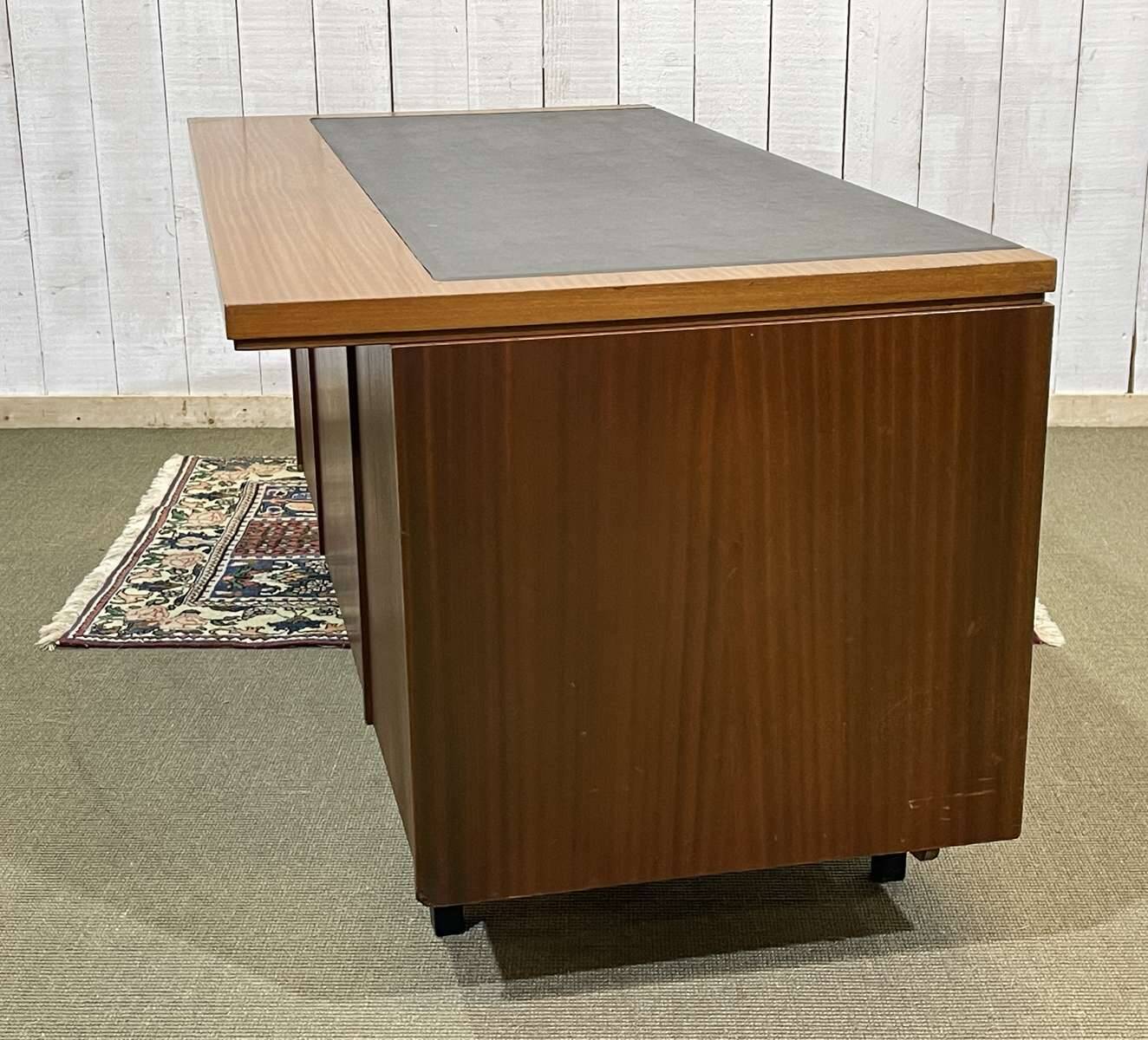 Bureau de direction anglais des années 1970 en acajou