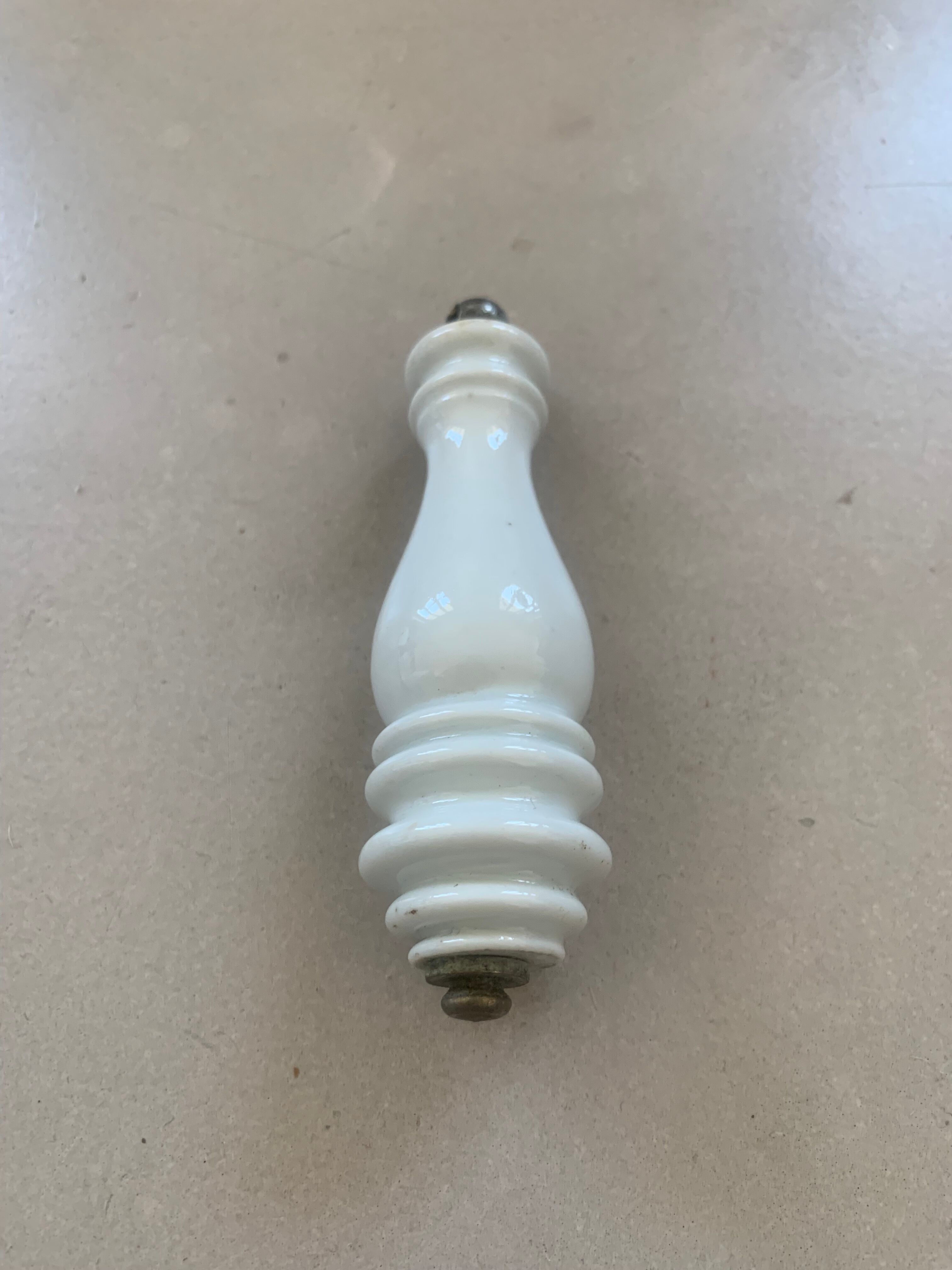 Porcelain handle for toilets