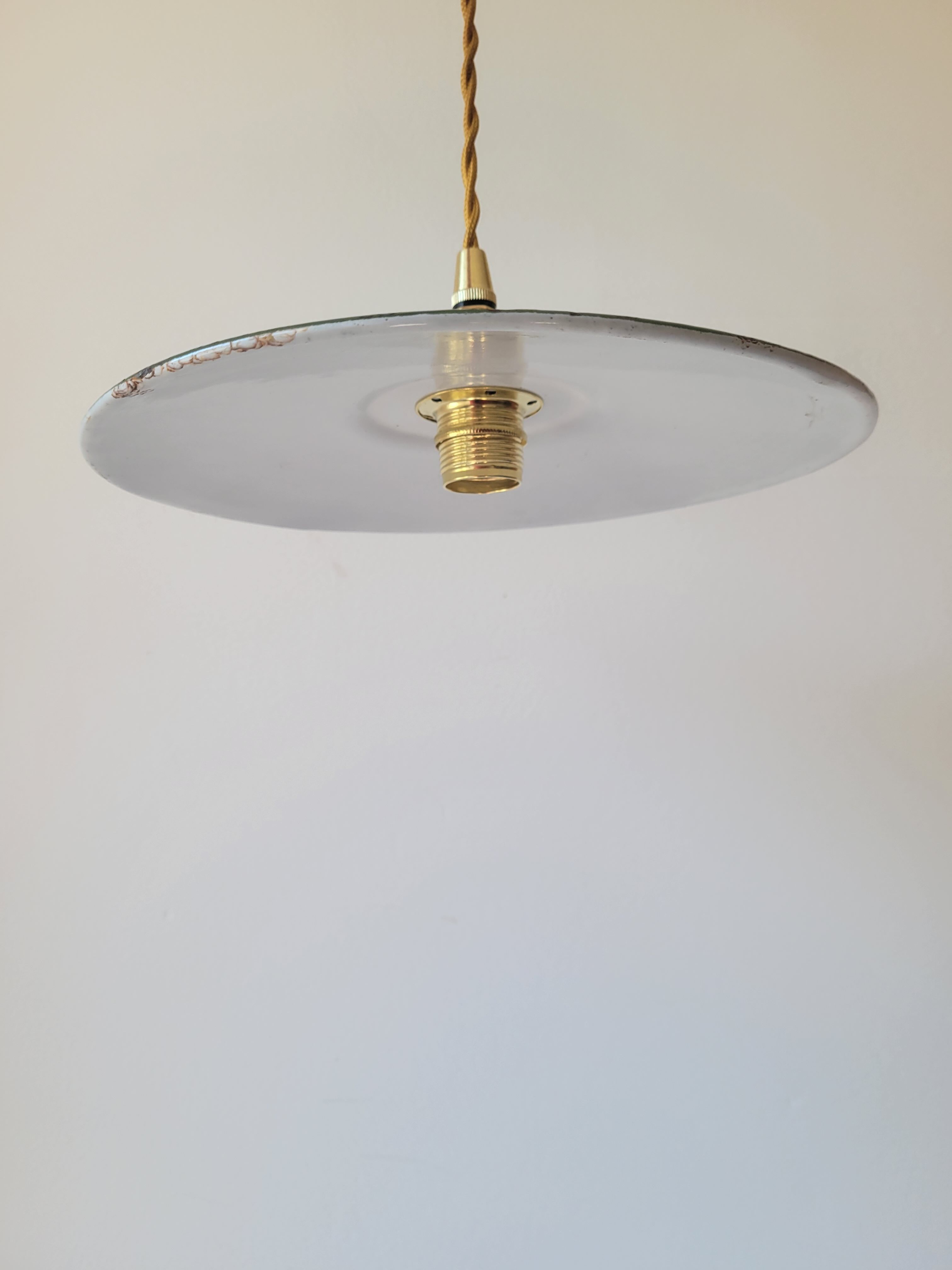 Enamelled sheet metal suspension