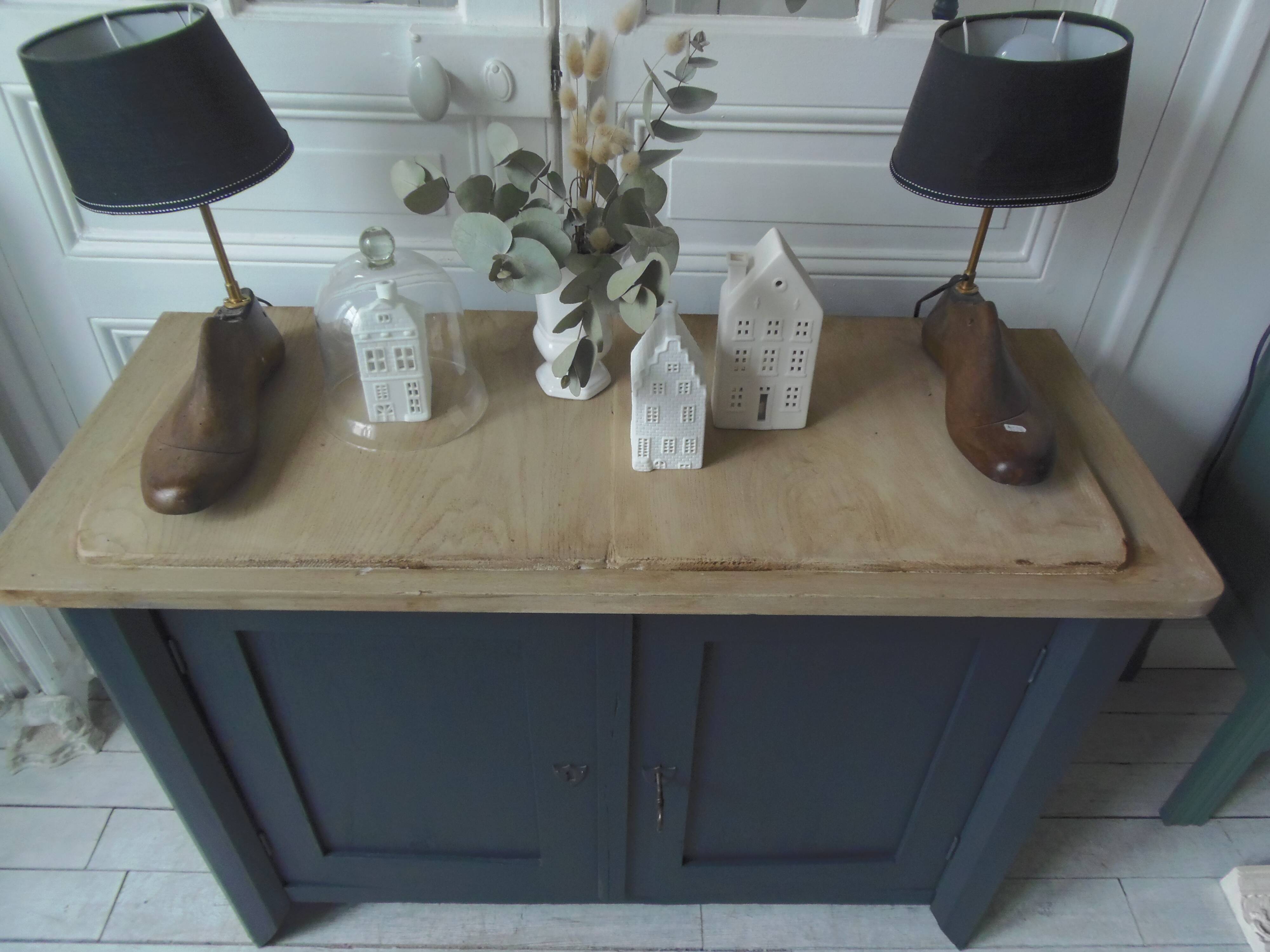 Small low Parisian sideboard re-enchanted in slate gray, medium oak waxed top.