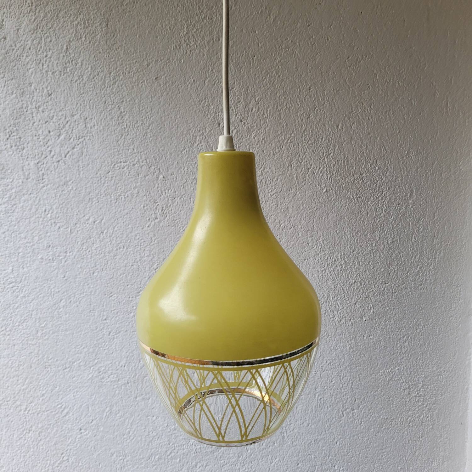 Suspension en verre opalin jaune chartreuse & décor géométrique doré