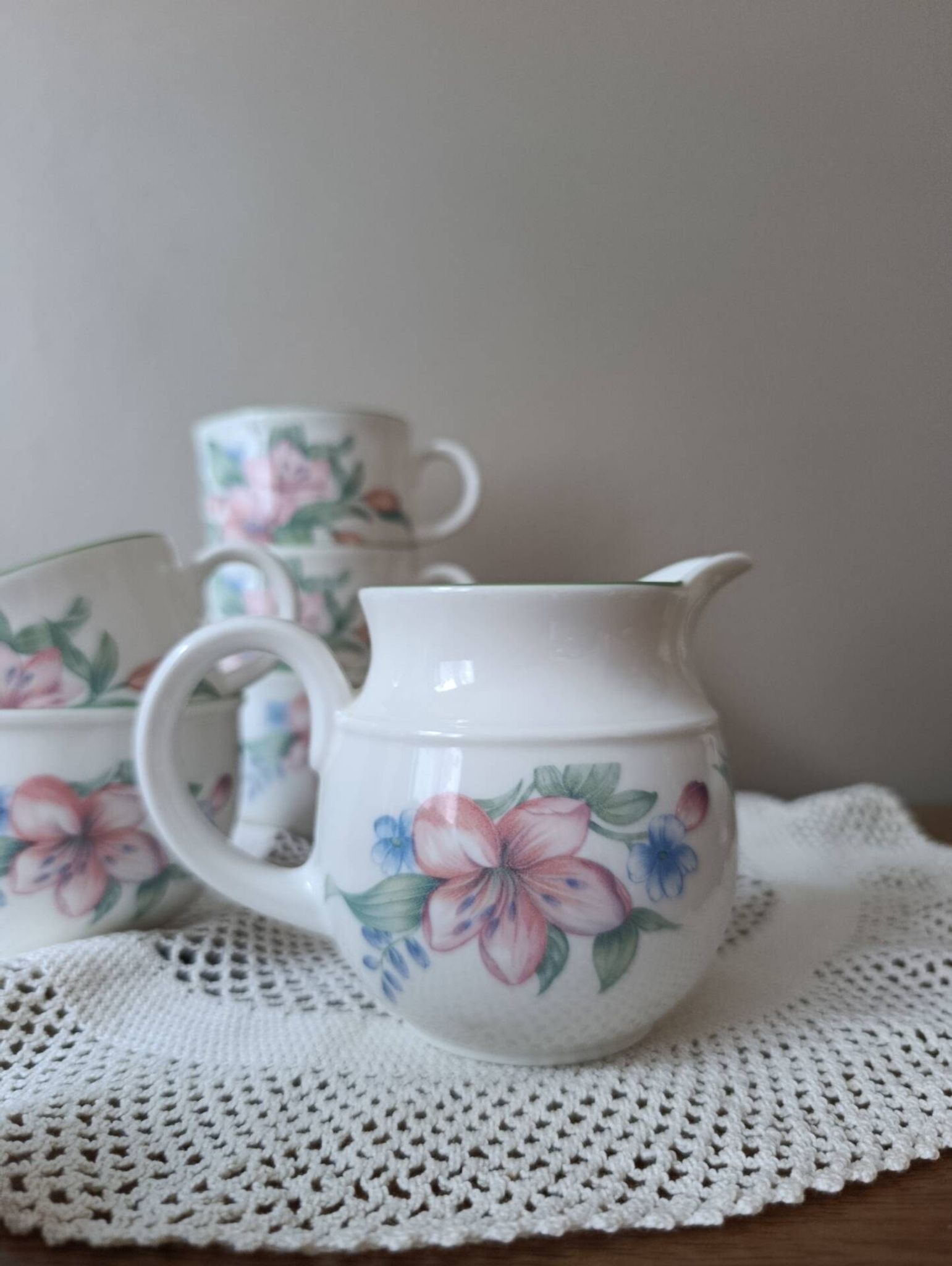 Royal Doulton "Carmel" 4 cups & milk jug floral decoration