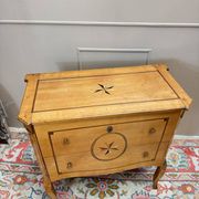 Commode sauteuse en merisier d’époque transition xviii eme siècle