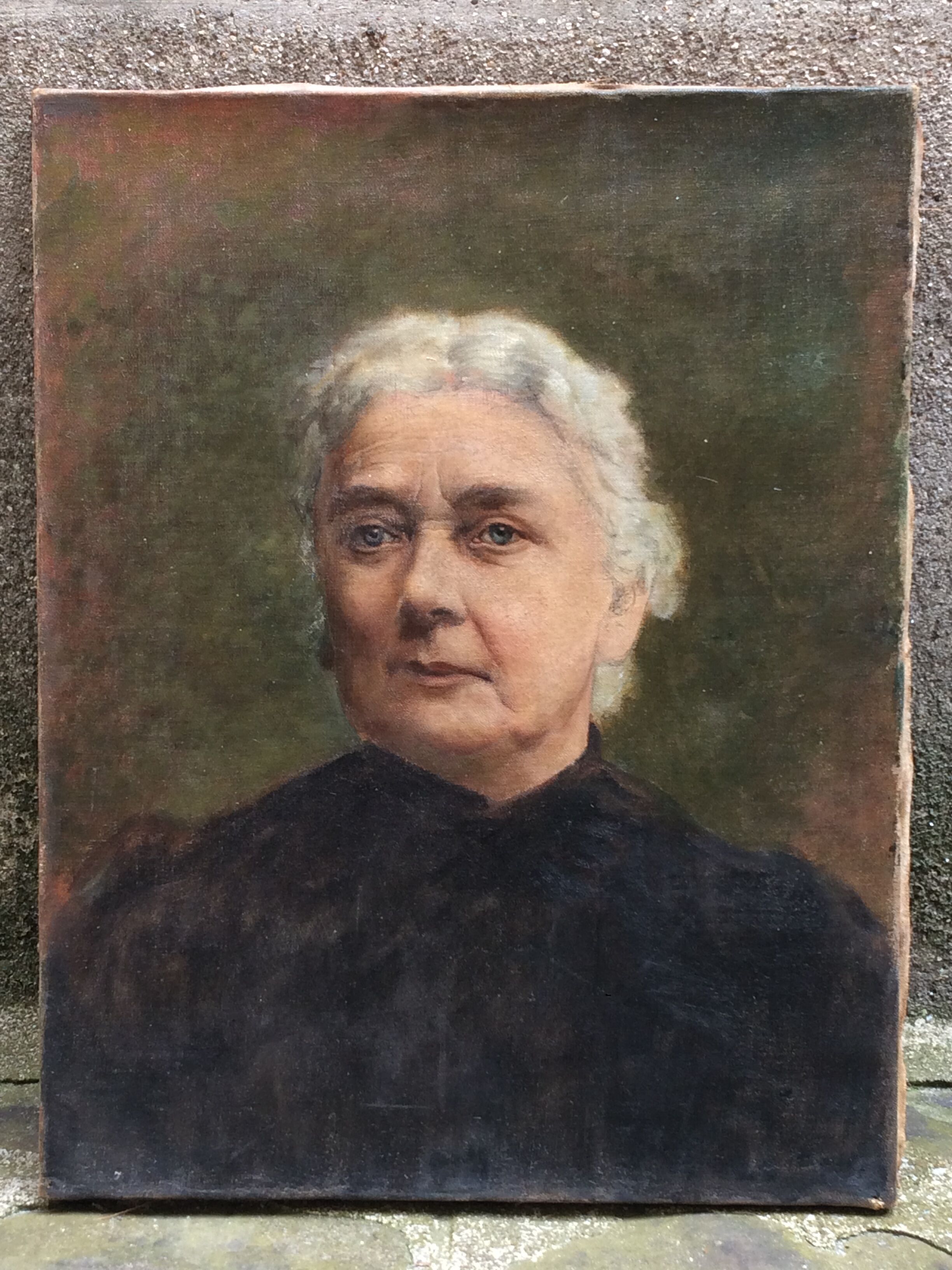 Table XIXth beautiful elderly woman