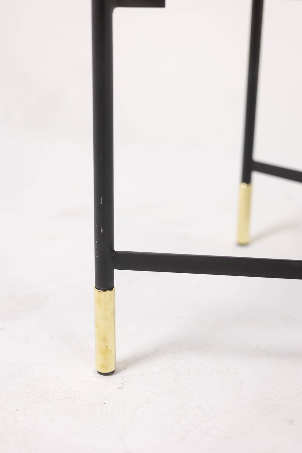 Pair of white benches, in lacquered and gilded metal. 2000s.