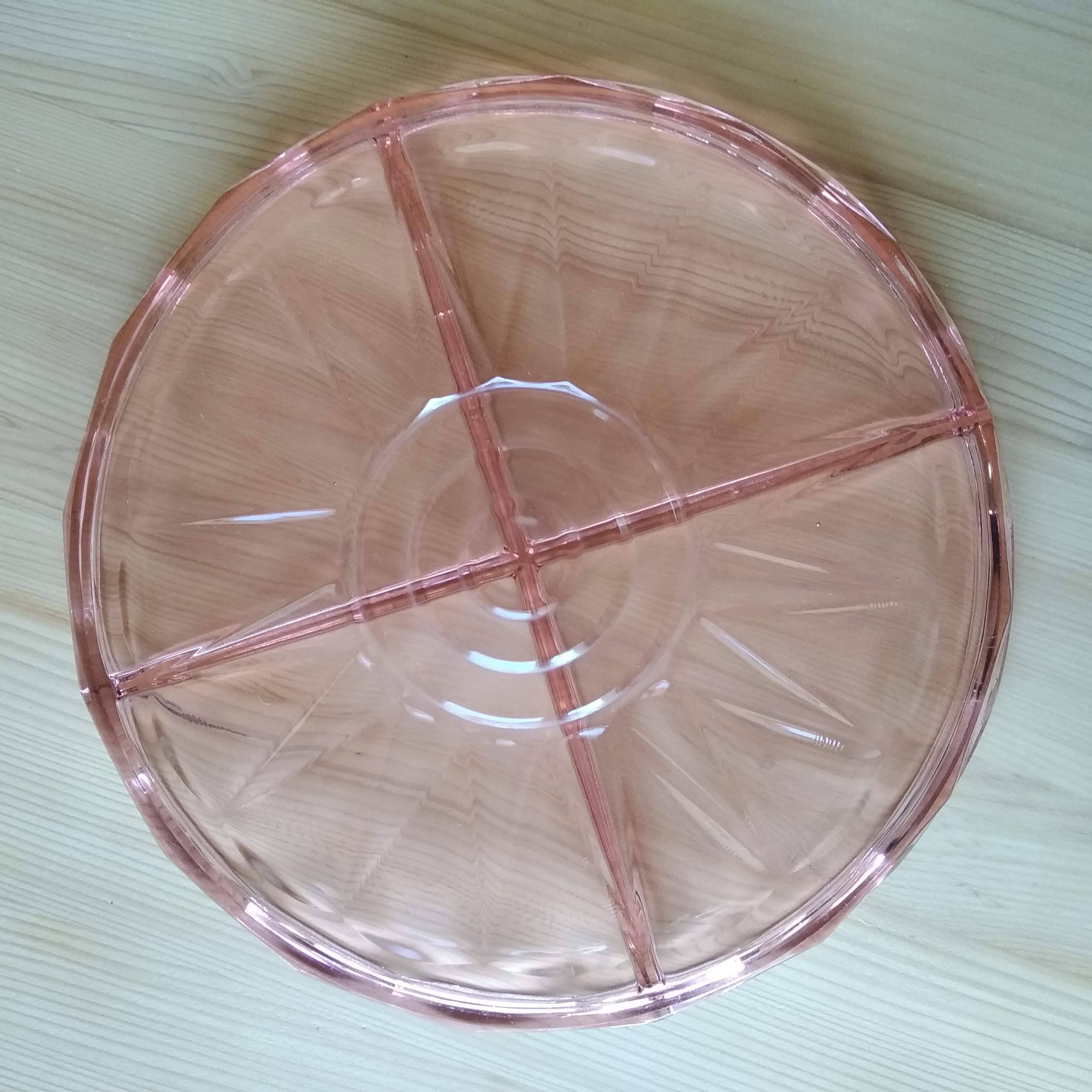 Plat de service à compartiments en verre pressé rose Art Déco