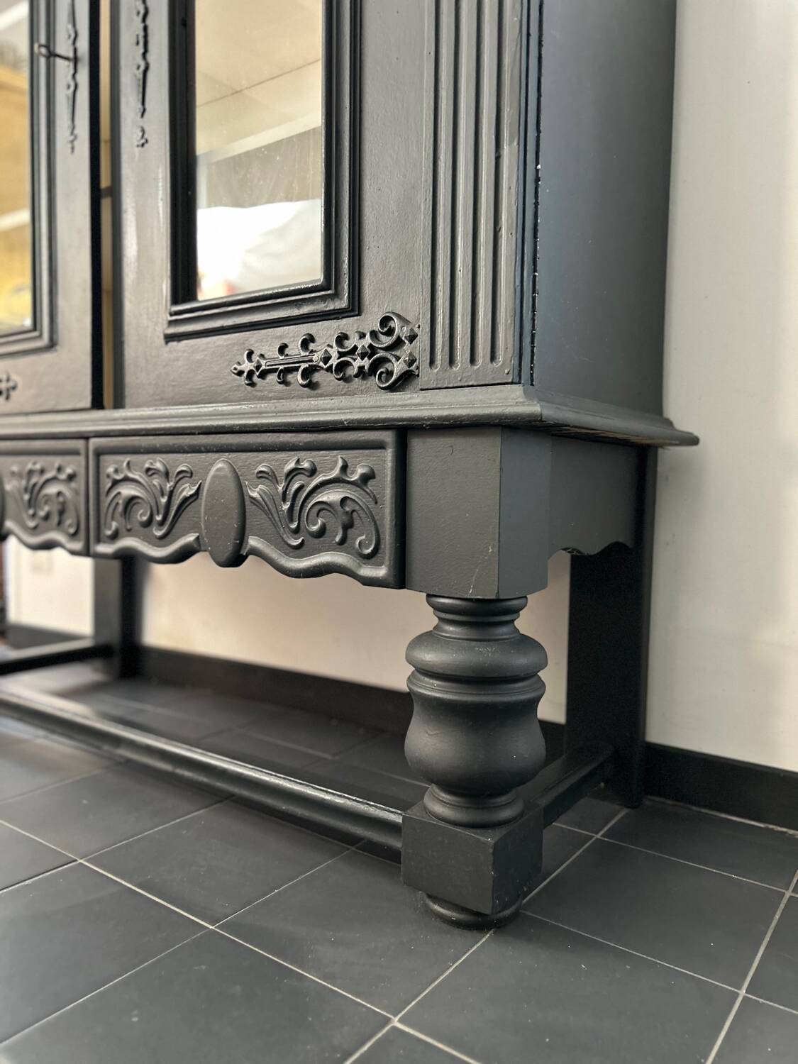 Colonial style display cabinet