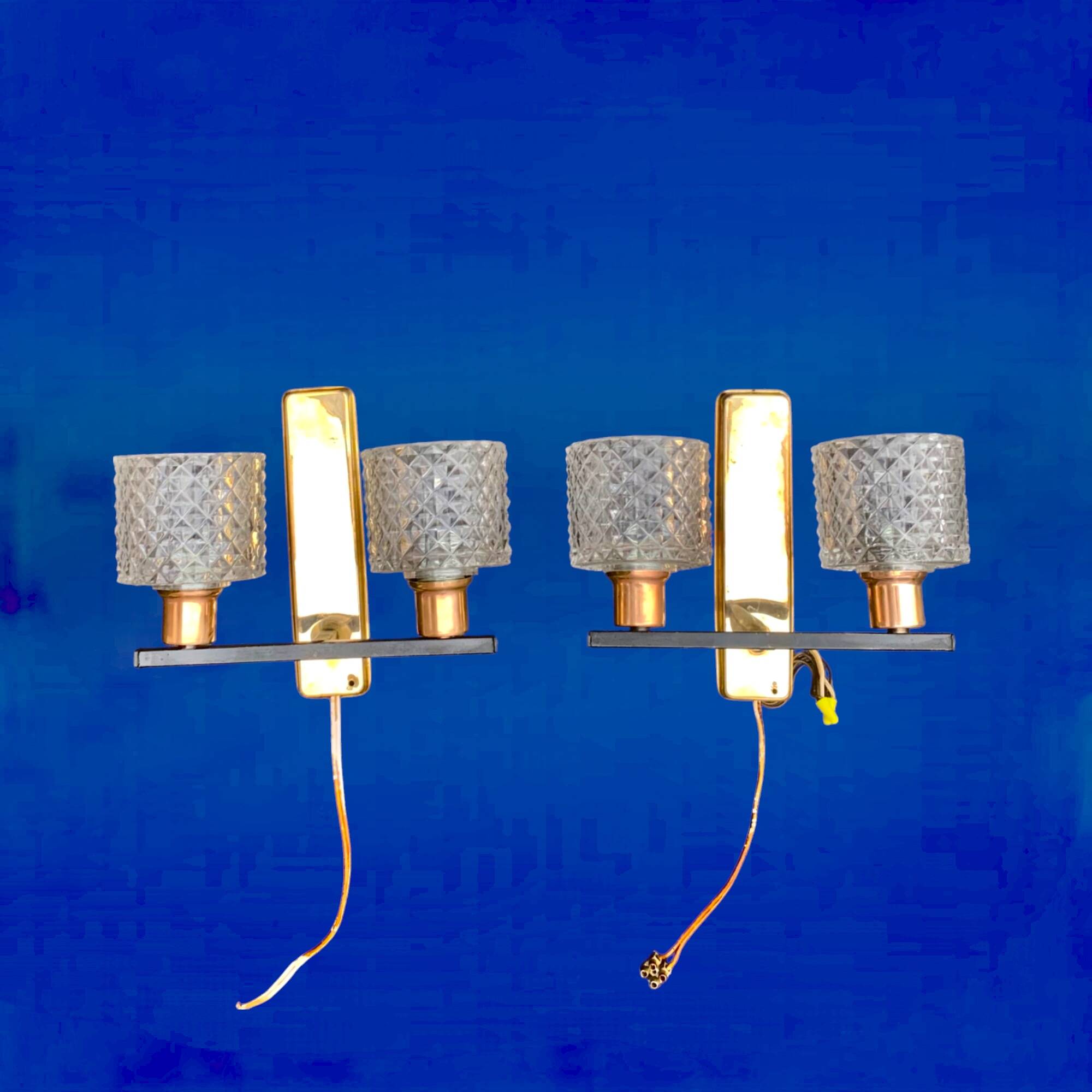Pair of wall sconces in gilded brass and textured glass