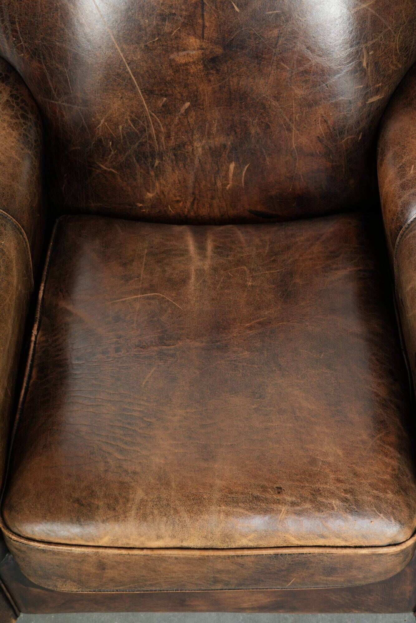 Armchair made of comfortable sheepskin leather in Art Deco design