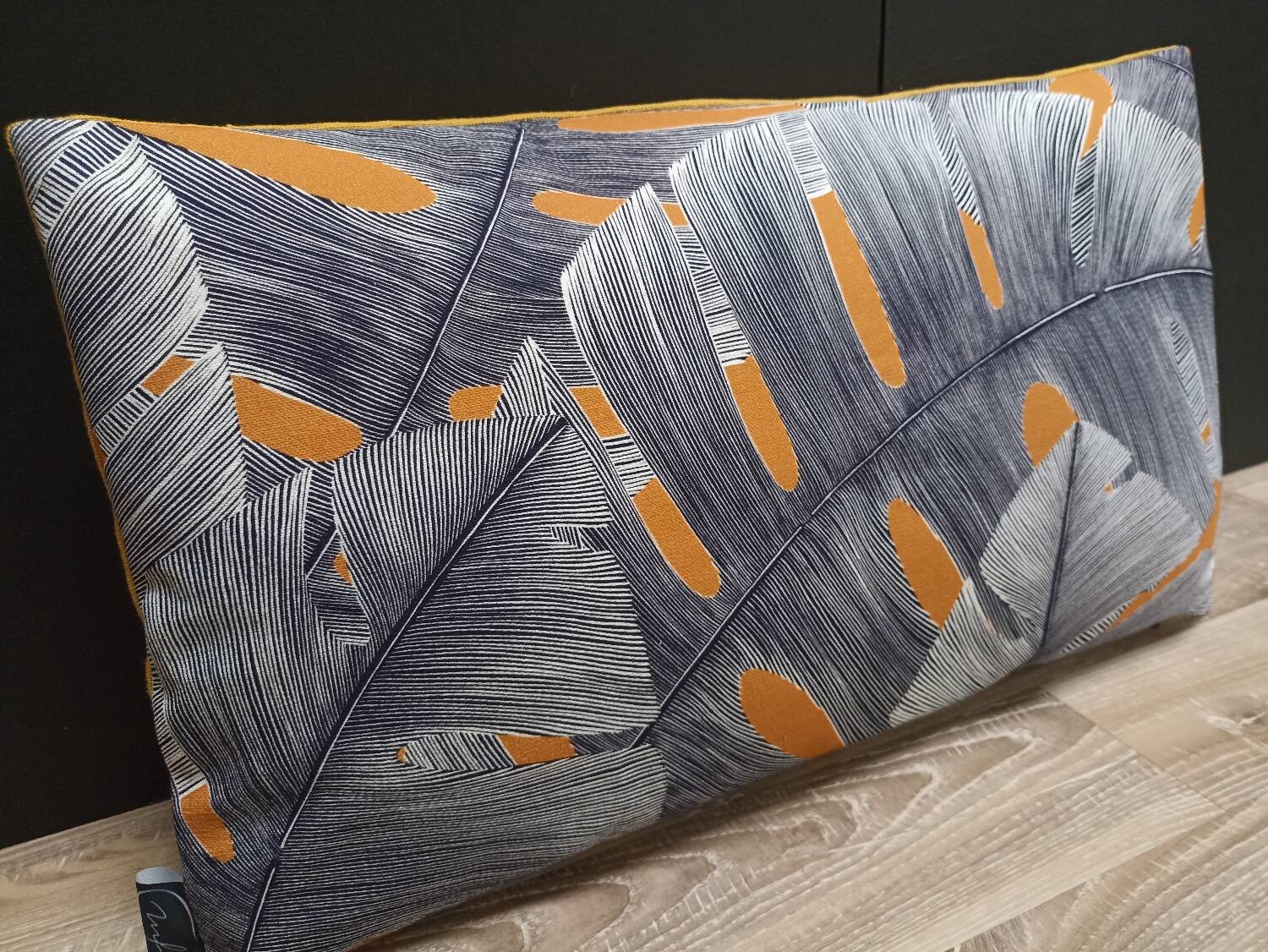 Floral pattern cushion 30x50cm