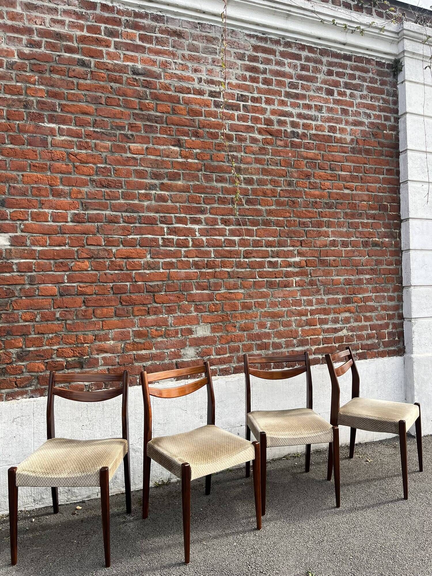 Lot of 4 vintage Scandinavian chairs in wood and golden fabric.