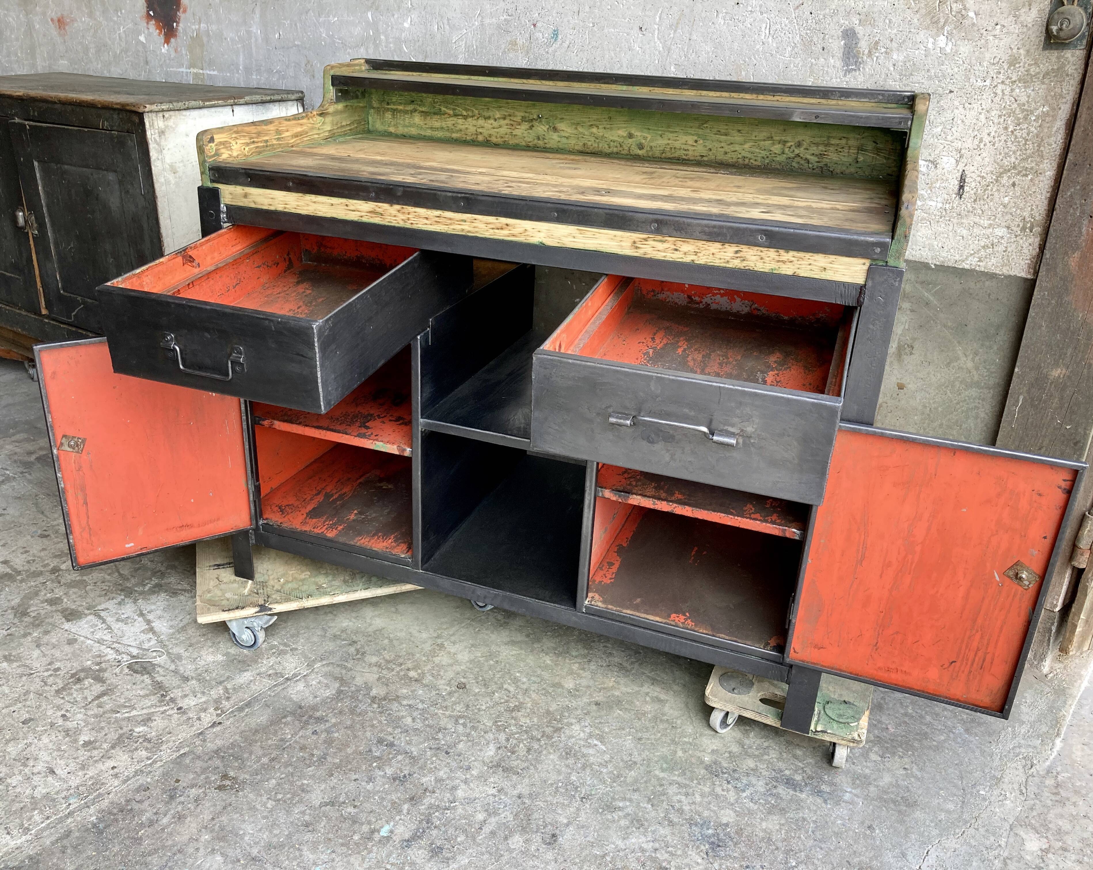 Workbench in metal and wood