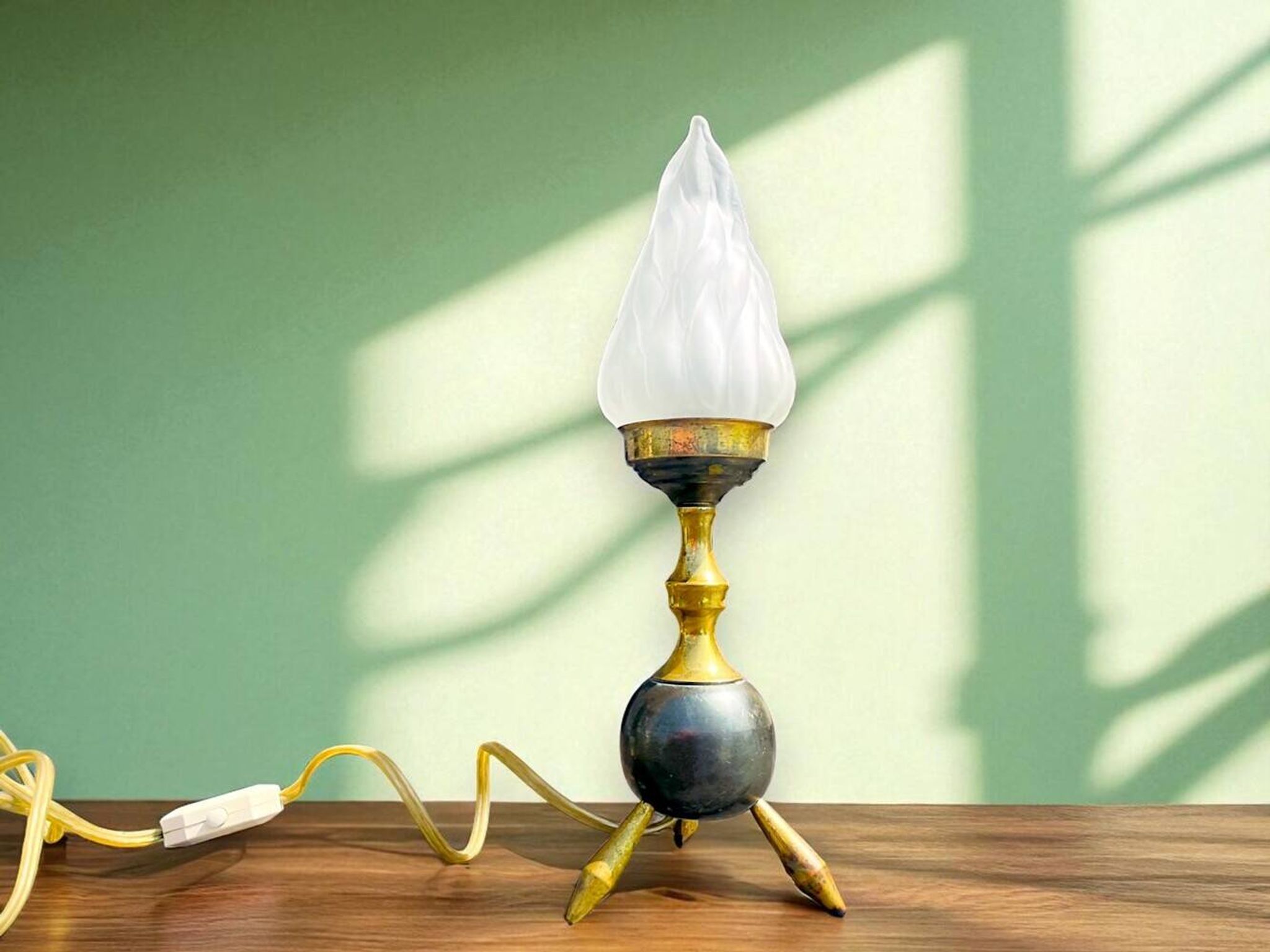 Lampe de table en laiton sur trépied de l'ère spatiale