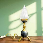 Lampe de table en laiton sur trépied de l'ère spatiale