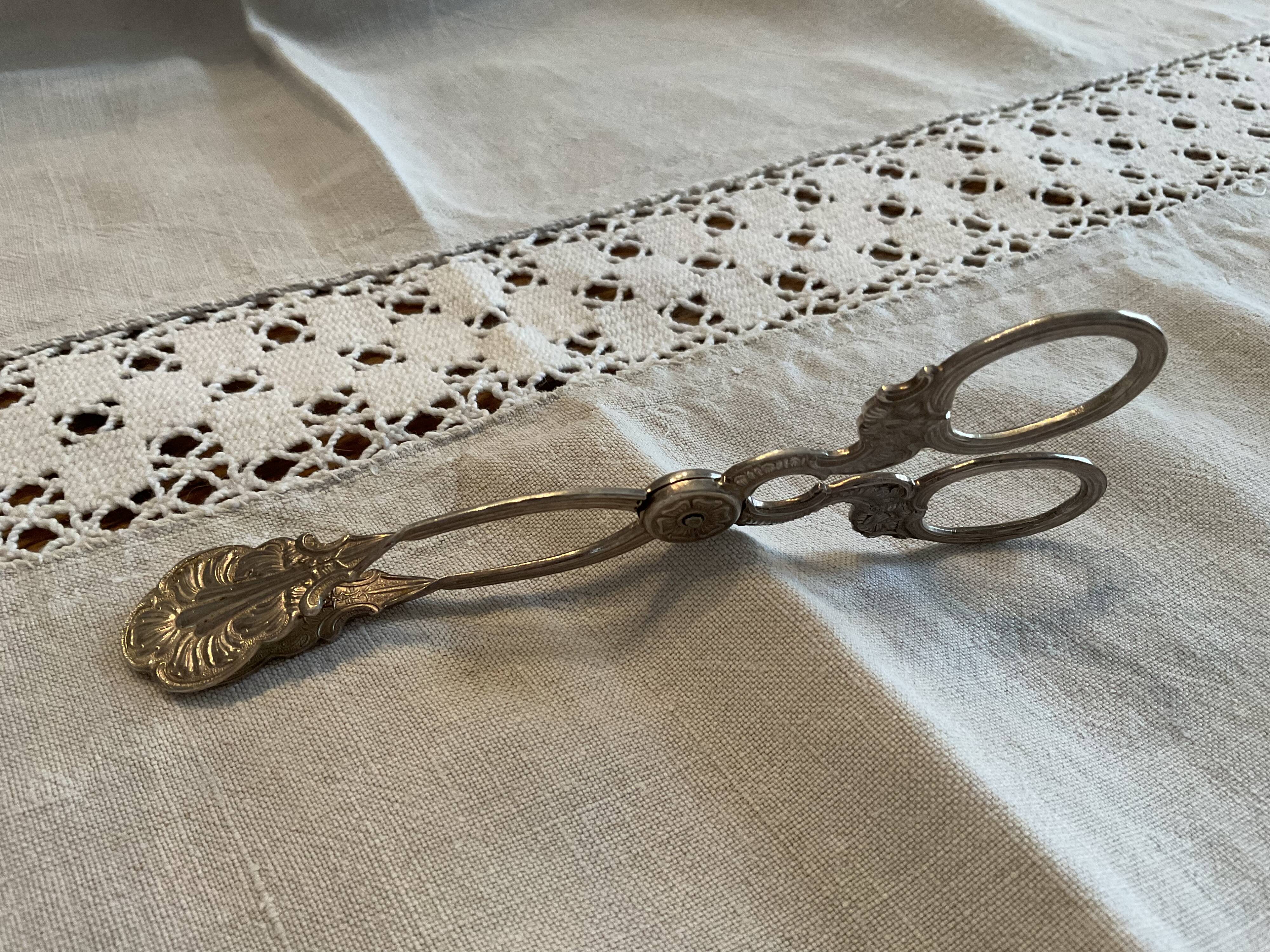 Sugar tongs or sweets in silver metal