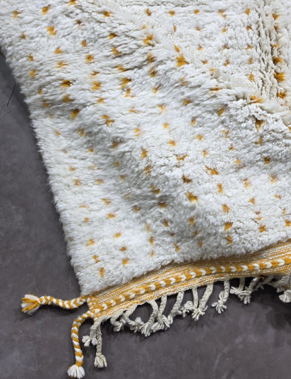 White carpet with yellow dots - 276 x 211 cm