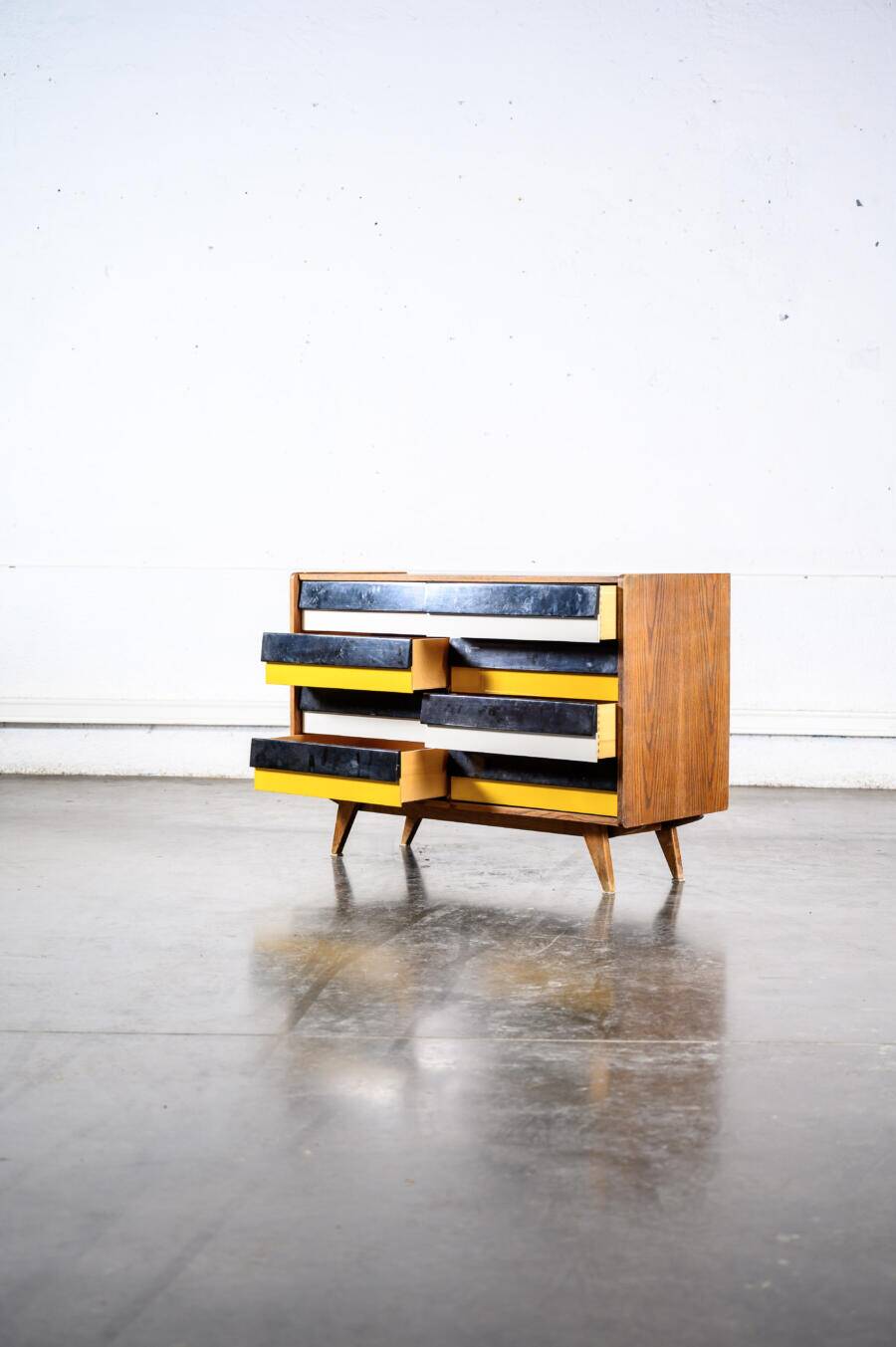 Jiroutek chest of drawers with 8 drawers