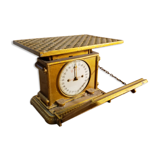 Pharmacy person weighs