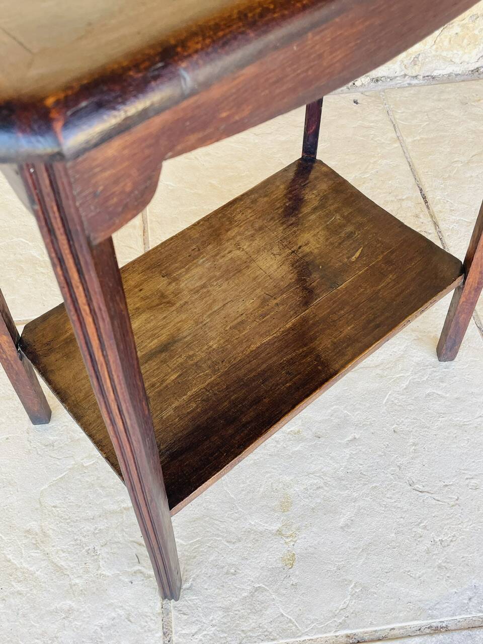 Table d'appoint Art déco en noyer avec étagère, années 1930