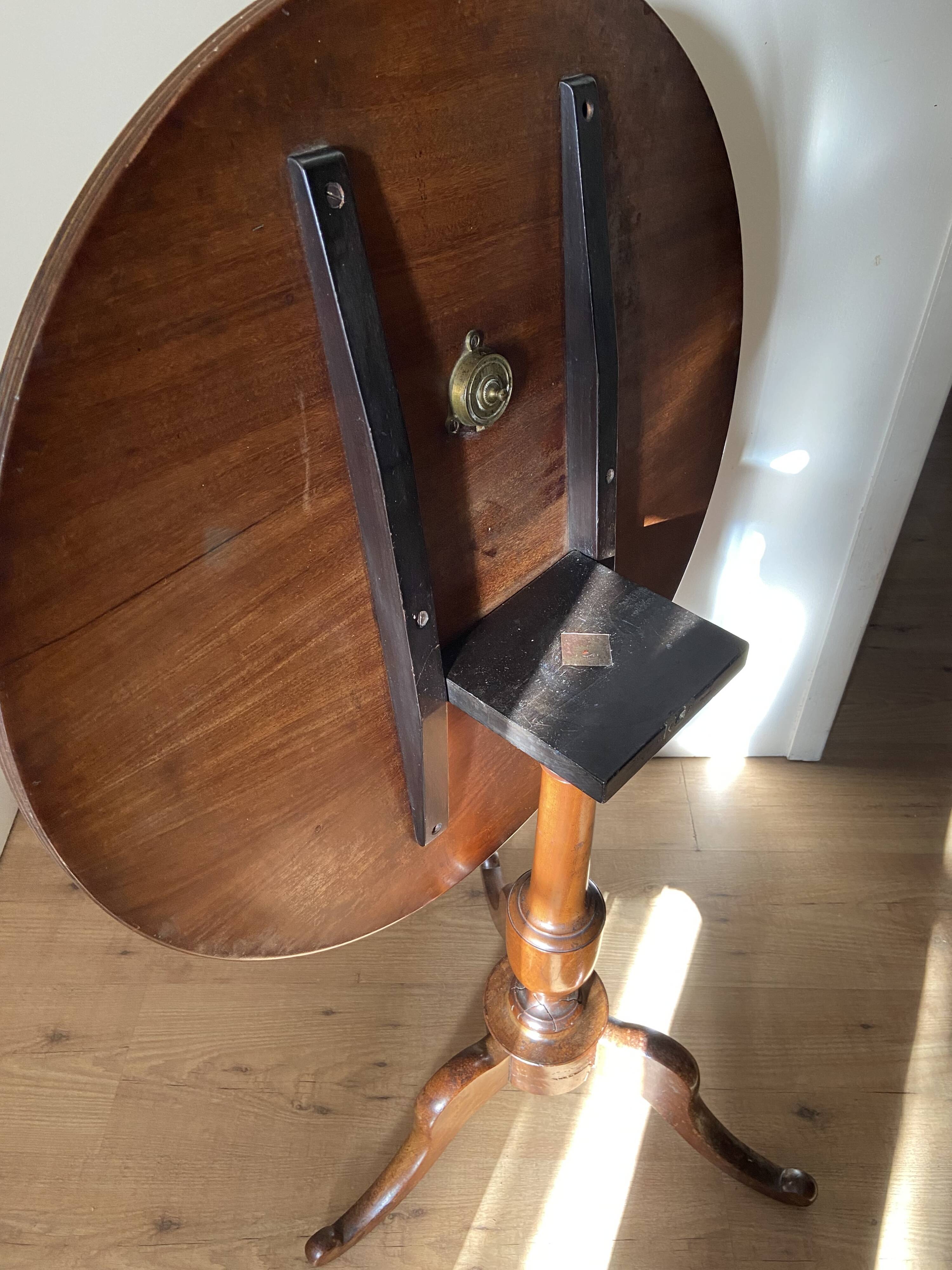 Guéridon anglais tripode à plateau basculant.