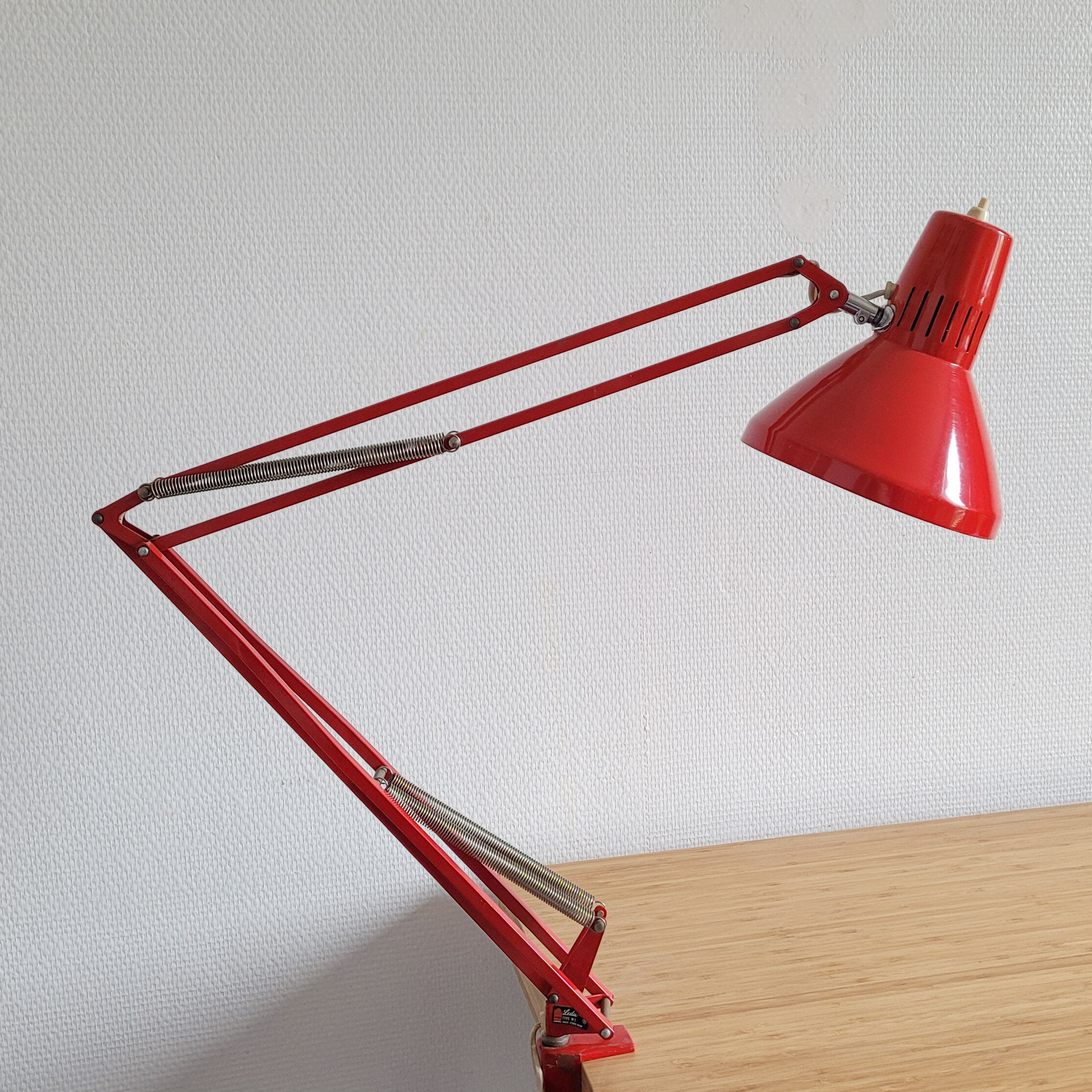 Ledu red architect lamp
