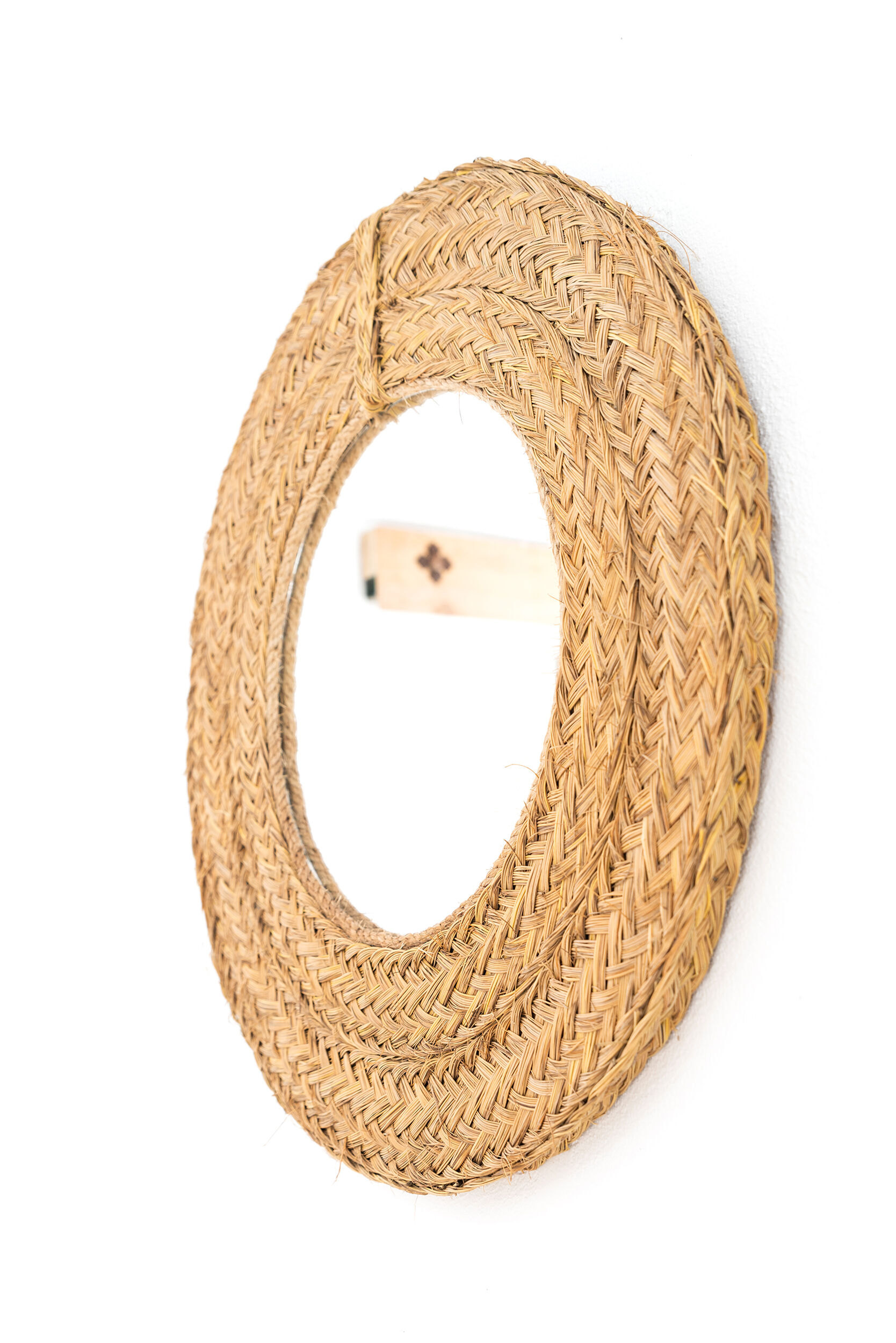 Round mirror made of esparto grass