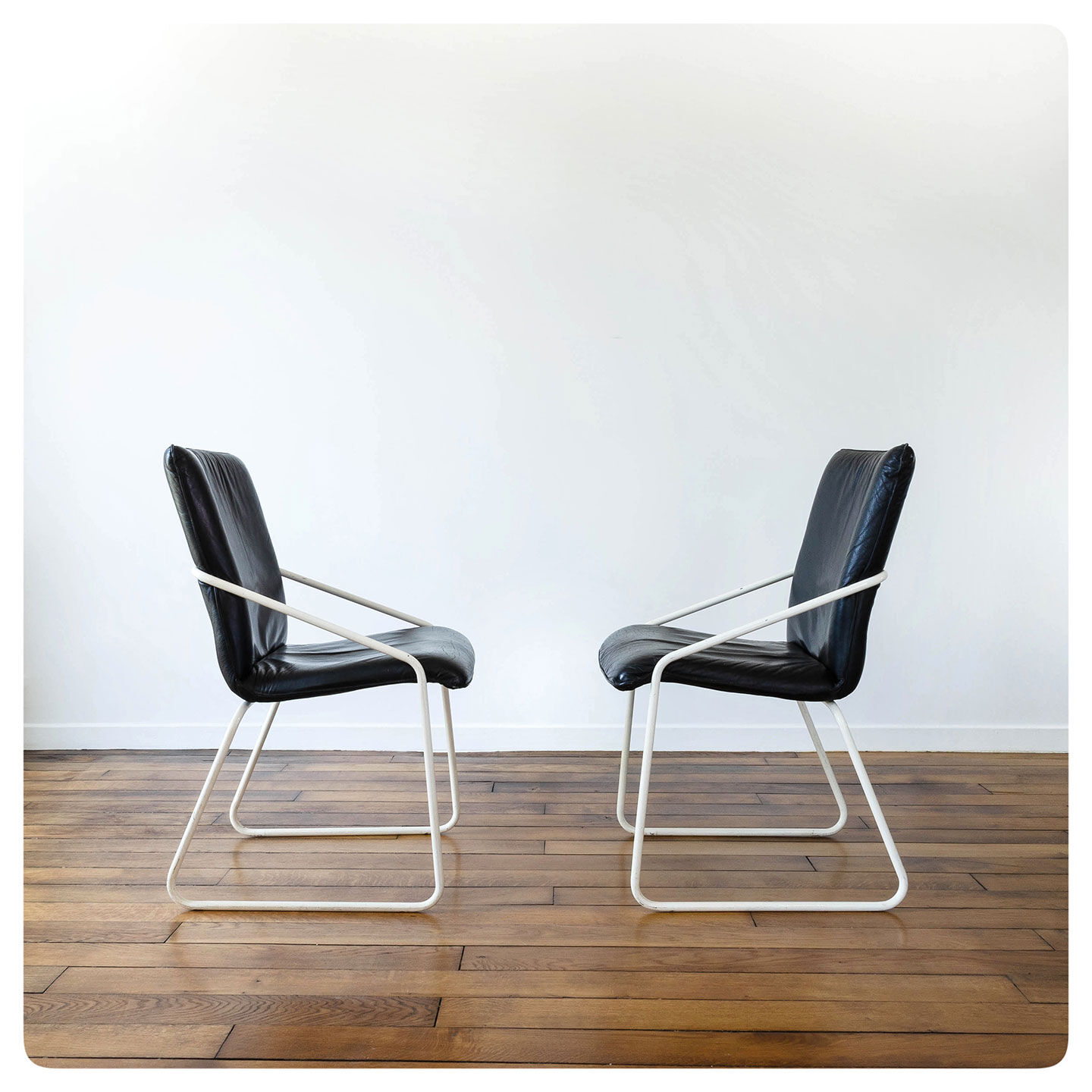Series of 4 leather chairs, white lace-up sled