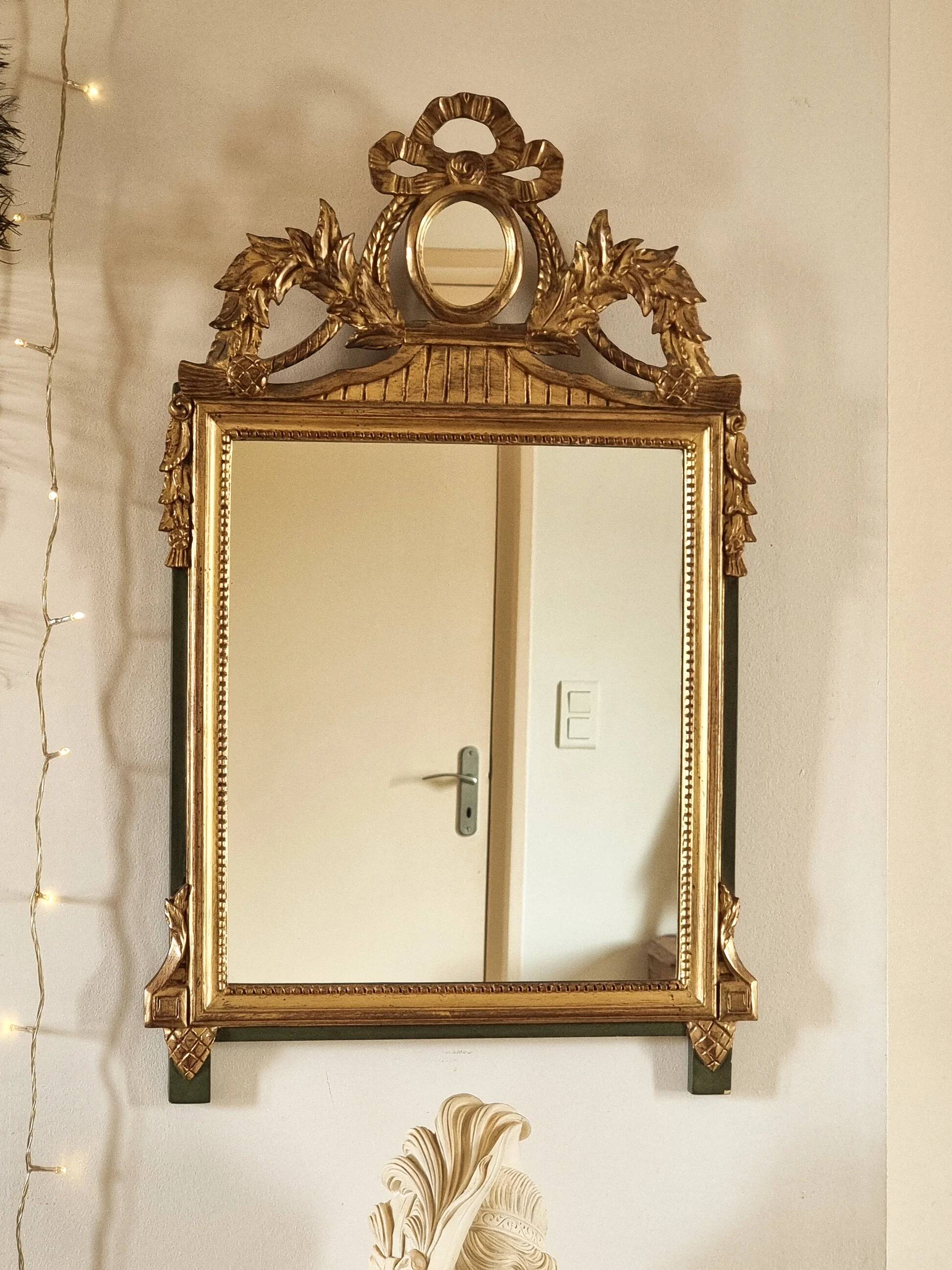 The Louis XVI - pediment mirror