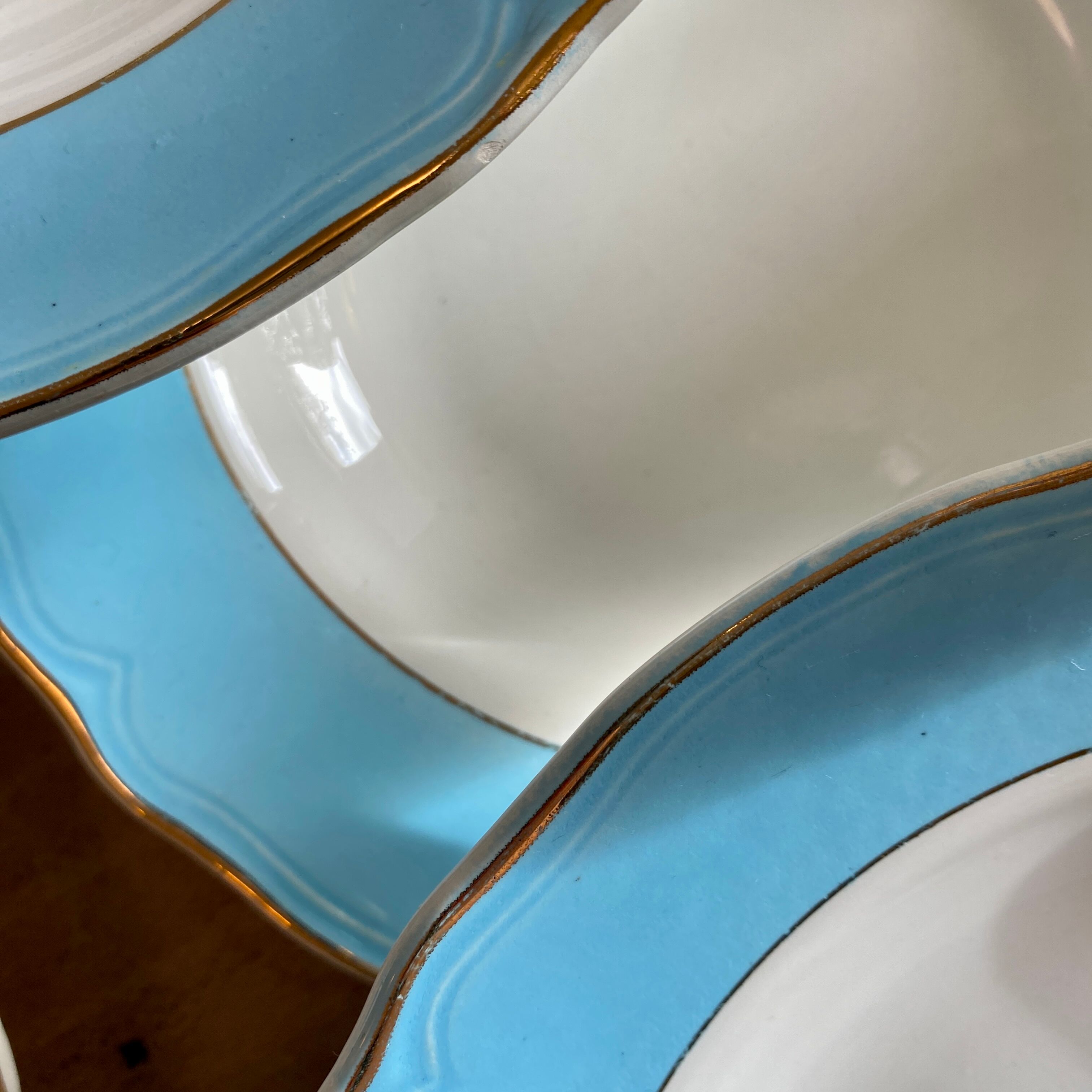 Lot de 8 assiettes creuse vintage bleues, blanches et dorées
