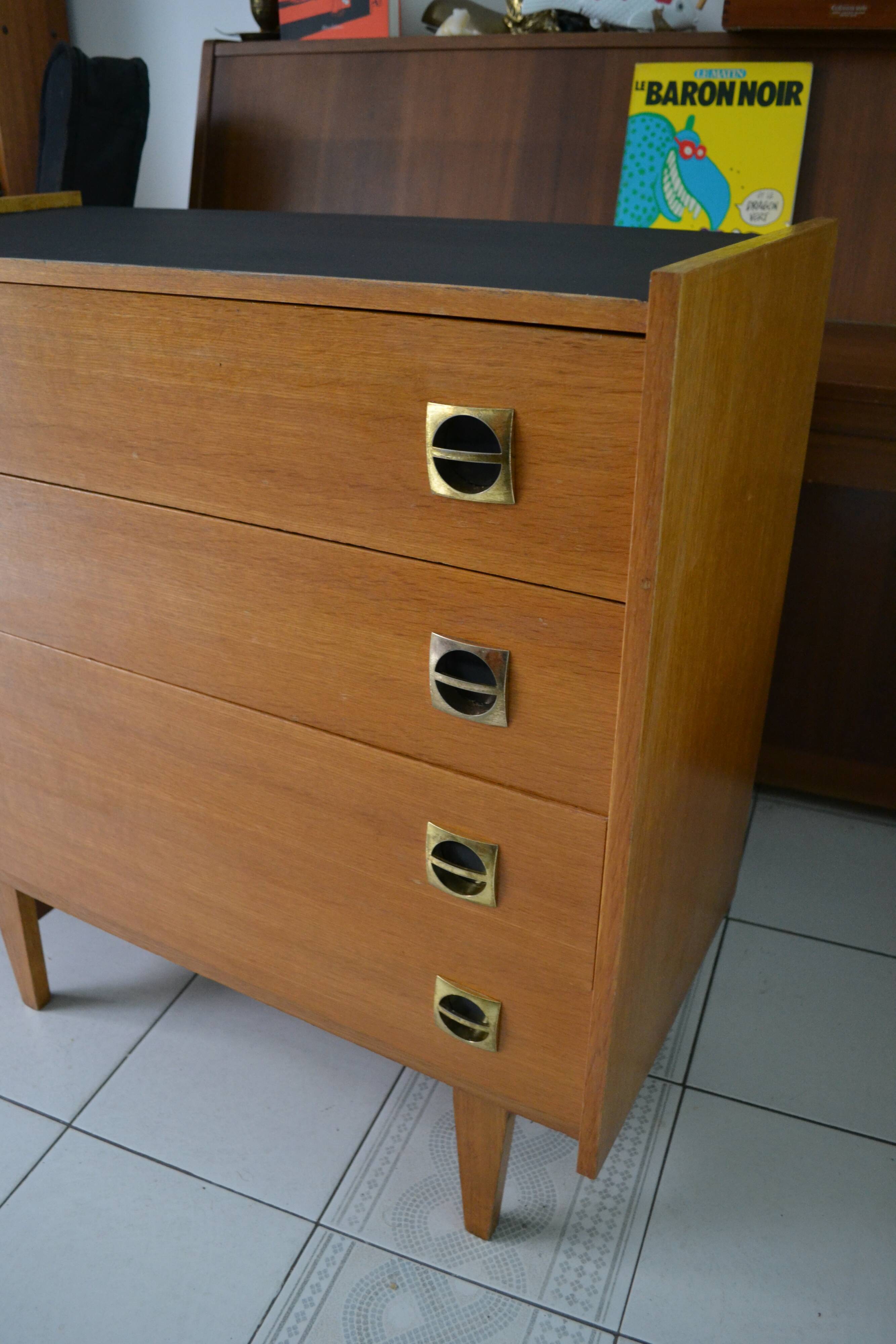 Chest of drawers 60 feet spindle