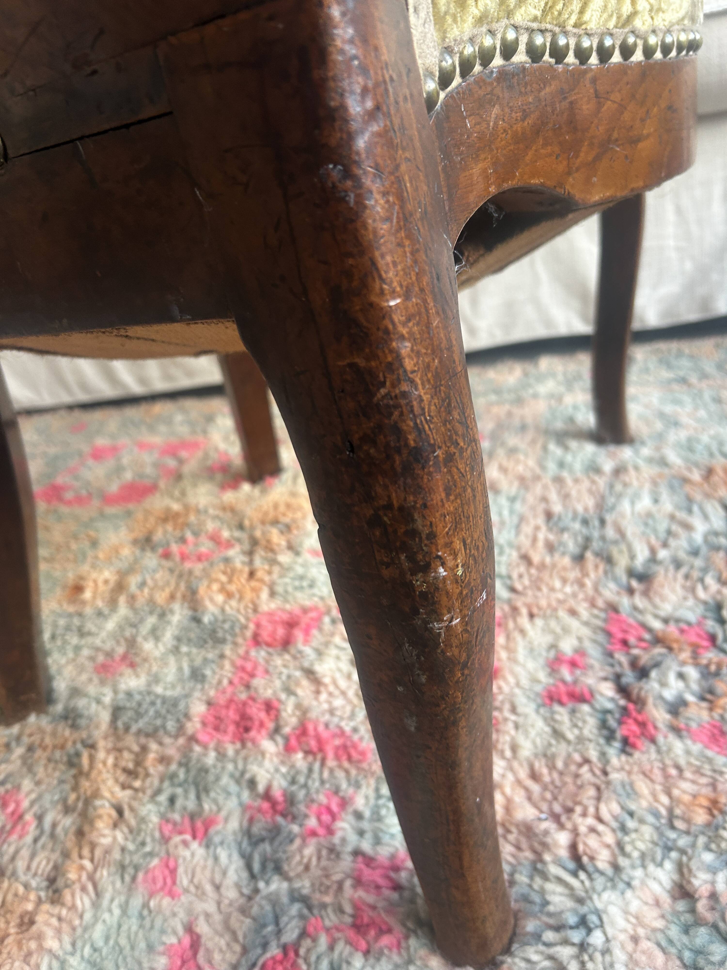 Restoration period armchair in solid walnut – France, circa 1820-1830