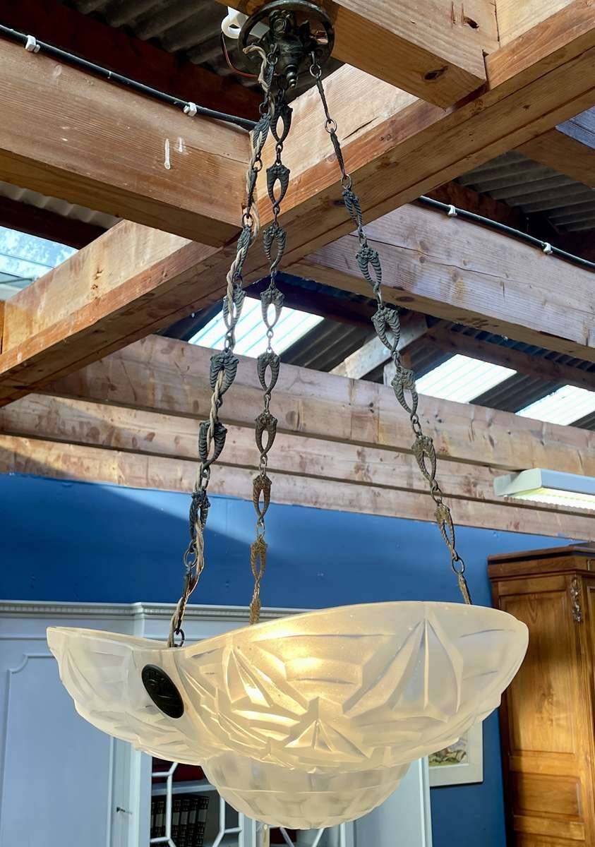 Art Deco suspension in moulded-pressed glass with geometric decoration signed Degué.