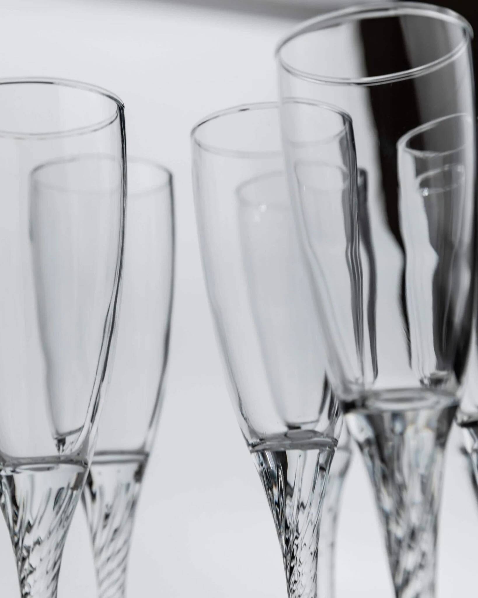 Lot of 8 vintage champagne flutes from the 1980s, transparent glass, twisted stem.