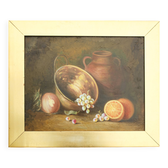 Cuadro al óleo con frutas. Bodegón con frutas y objetos de cobre y barro.
