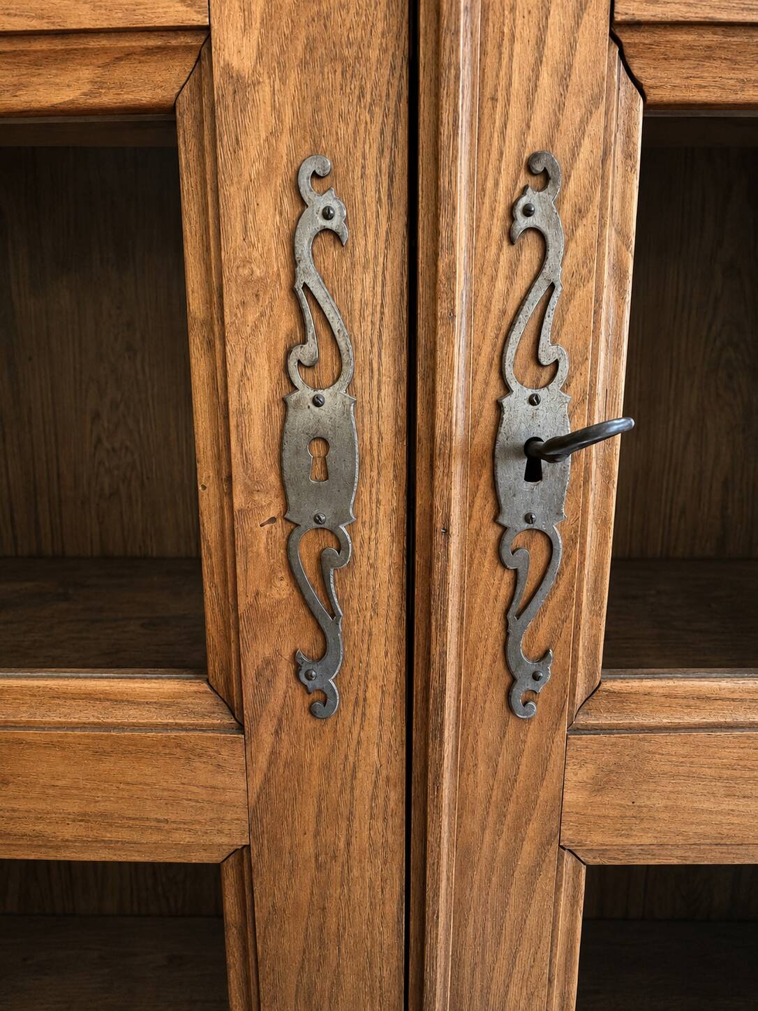 Large showcase library of a notary in solid oak from the late 19th century.