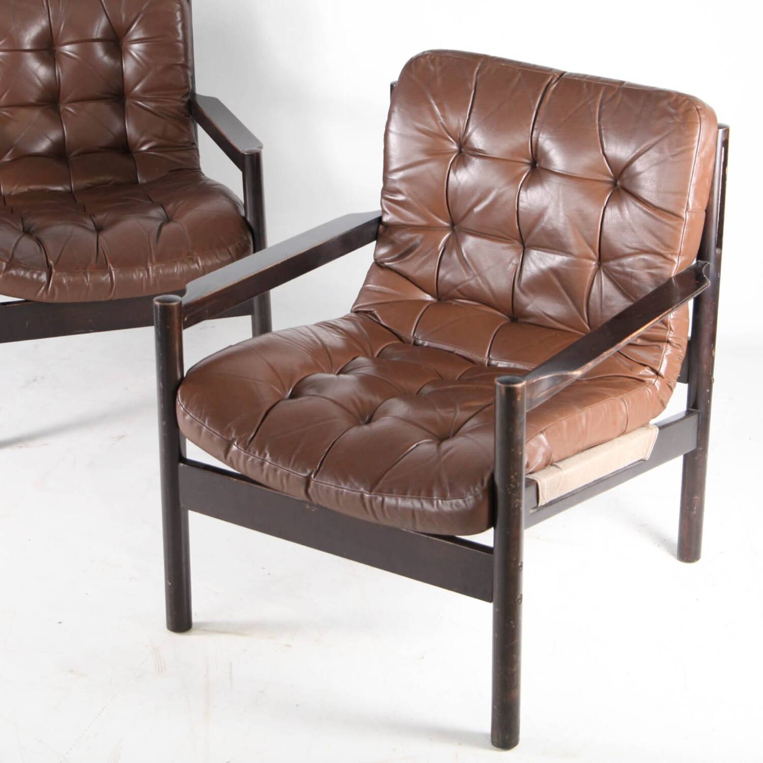 Paire de fauteuils en cuir