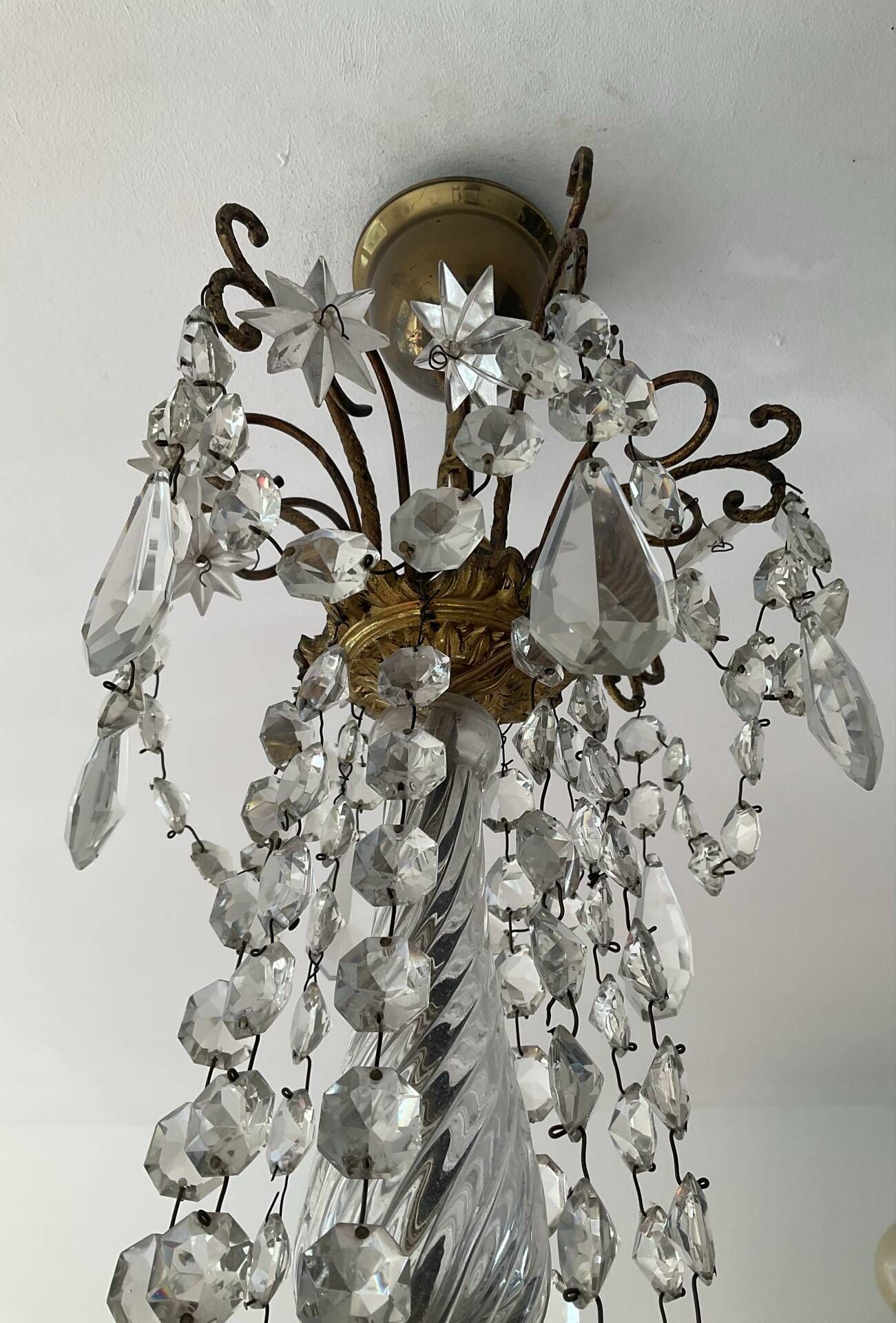 Grand chandelier in Louis XV style with crystal pendants.