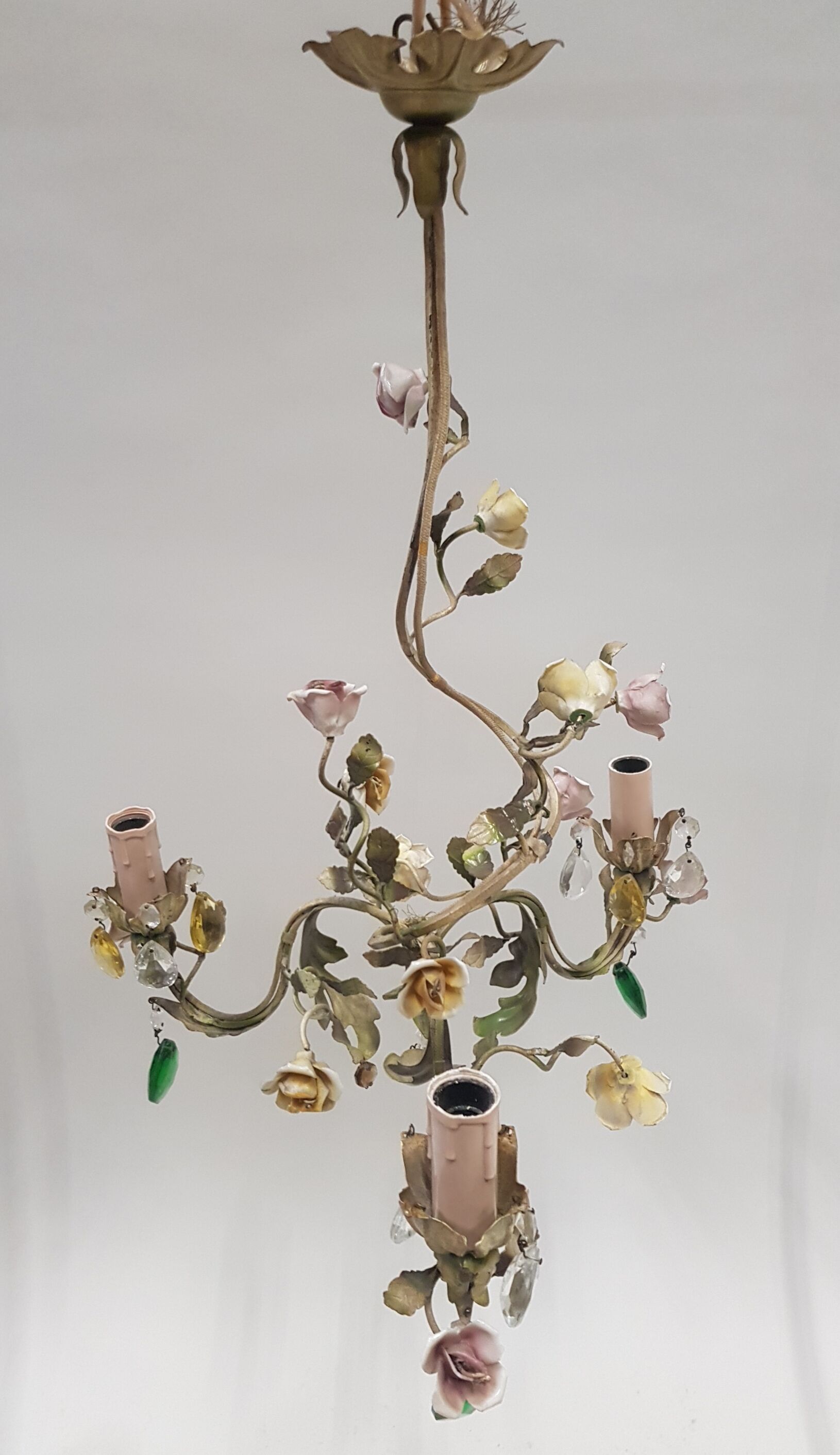 Luste métal peint décor de fleurs en faïence
