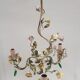 Luste métal peint décor de fleurs en faïence
