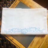 Drap brodé à décor floral bleu